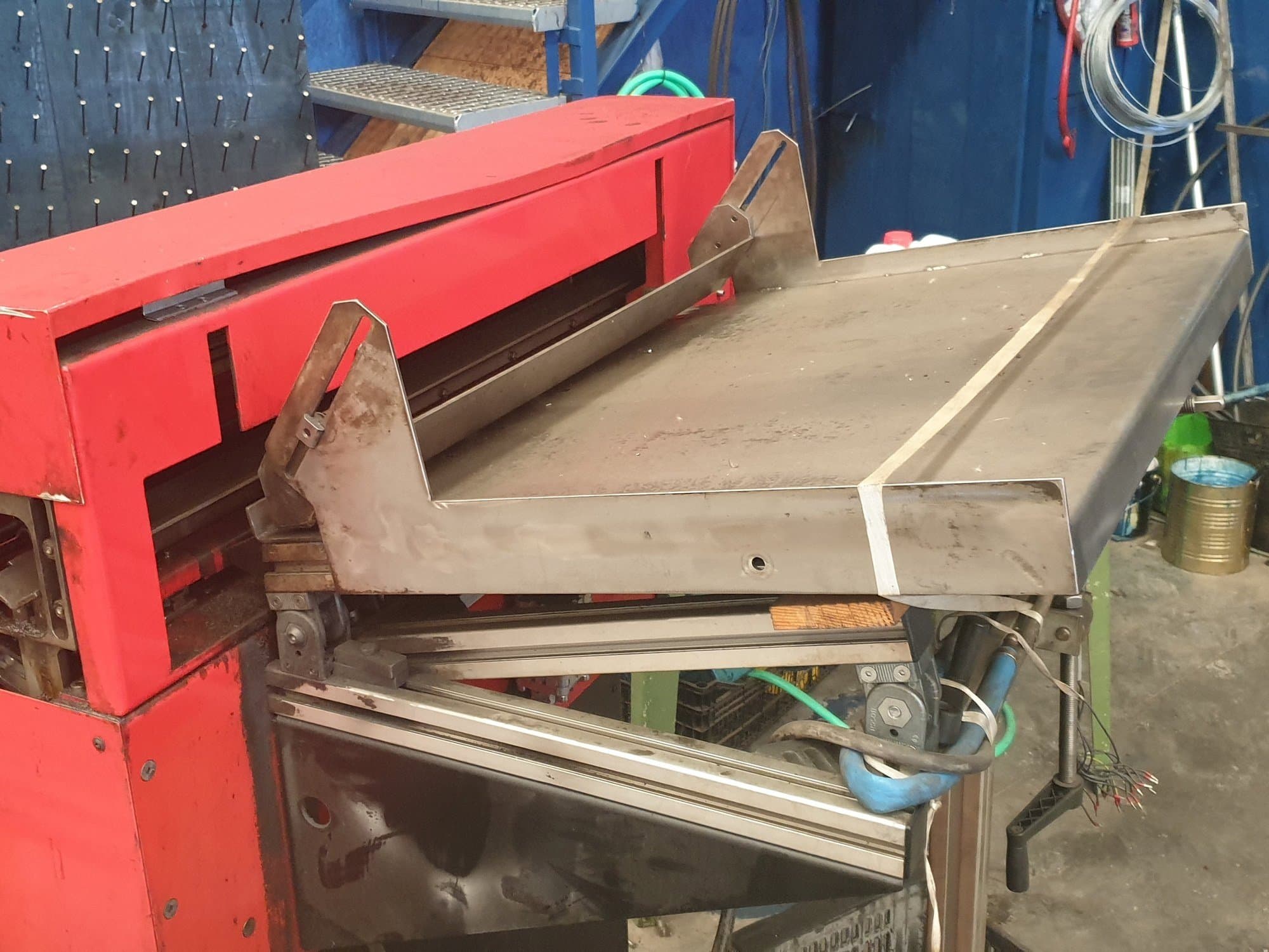 Prikaz lijeve strane  stroja EMCO LM 800