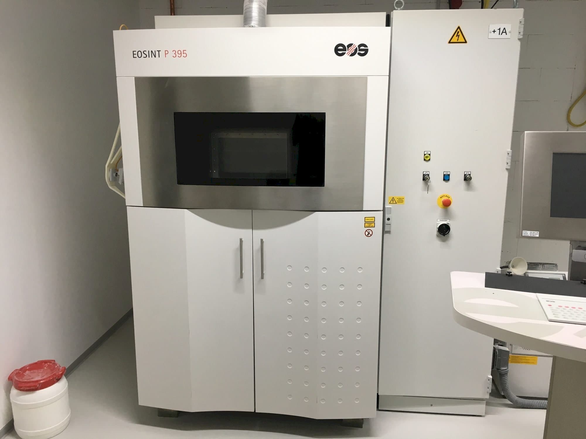 Prikaz  stroja EOS EOSINT P 395  sprijeda