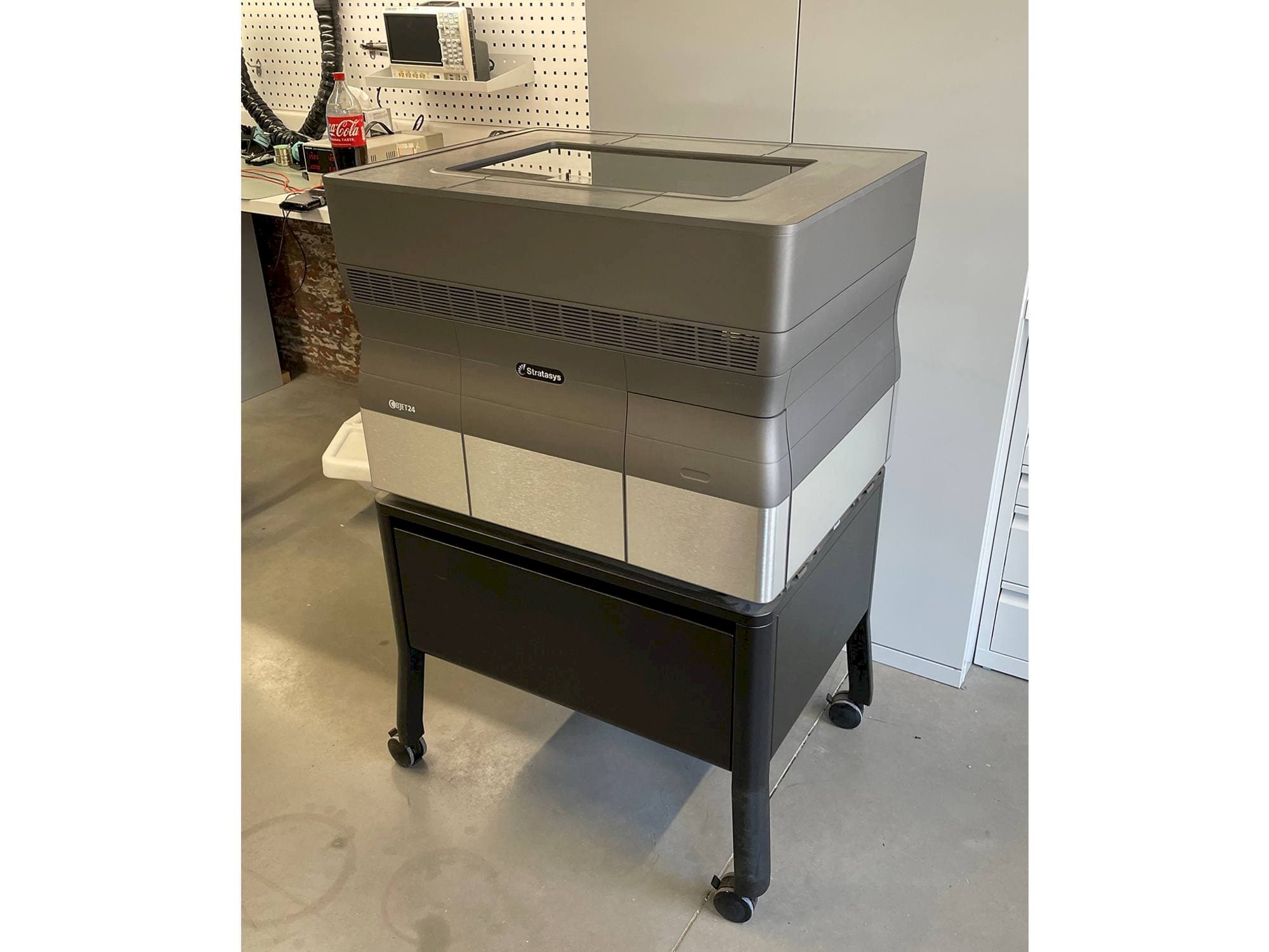 Prikaz  stroja Stratasys Objet24  sprijeda