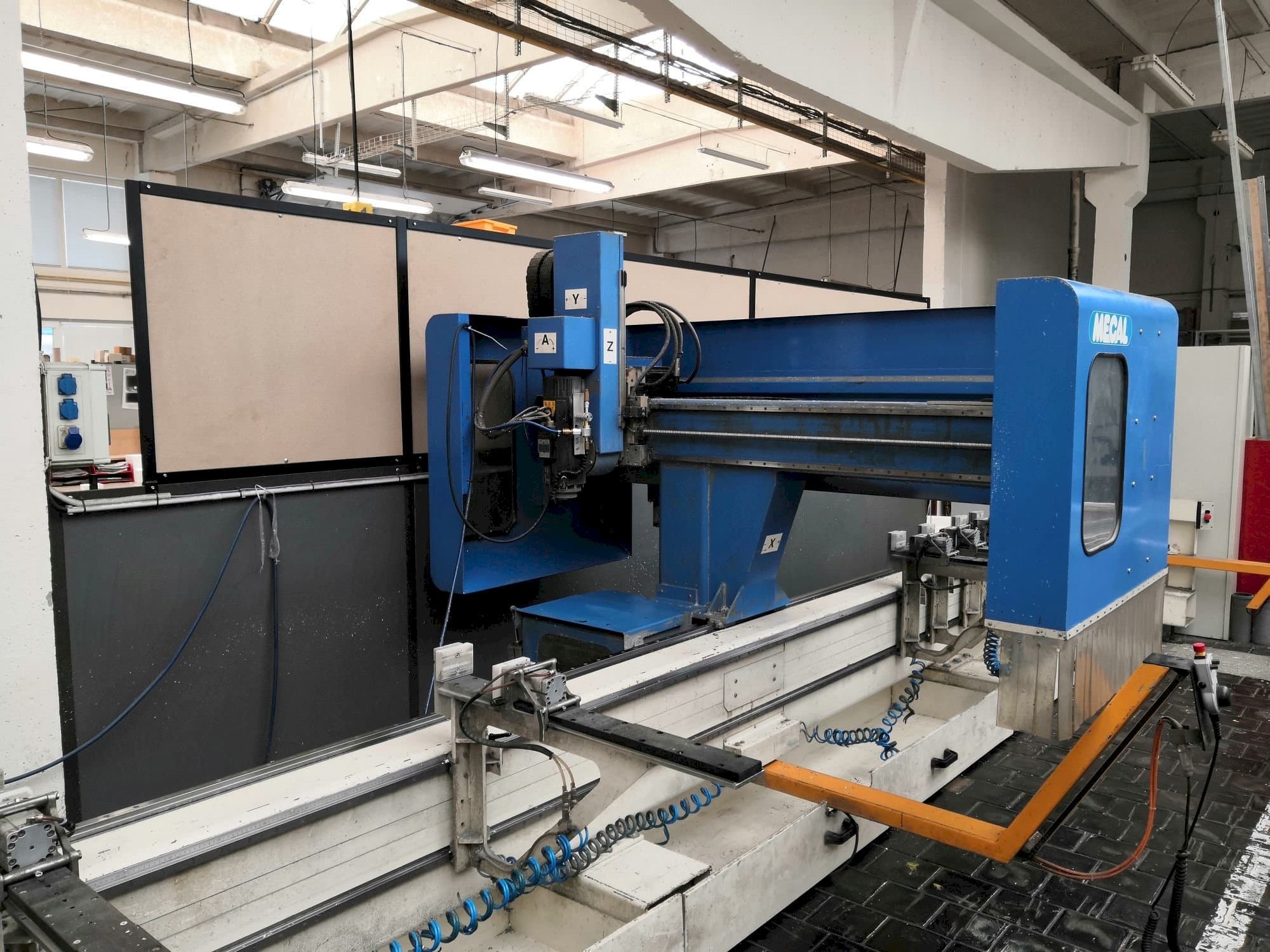 Prikaz  stroja MECAL MC 304 Pioneer 3  sprijeda