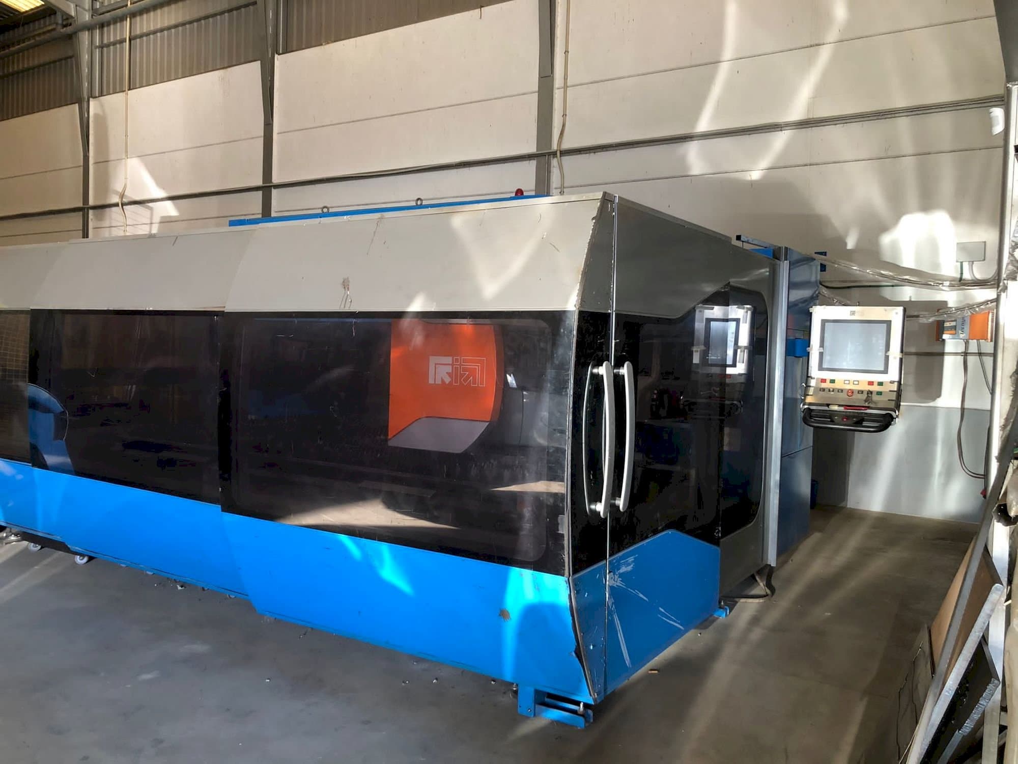 Prikaz  stroja Prima Power Zaphiro  sprijeda