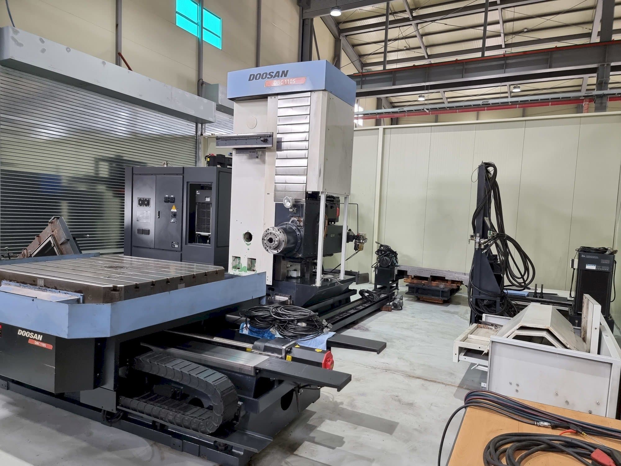 Prikaz  stroja Doosan DBC 110S  sprijeda