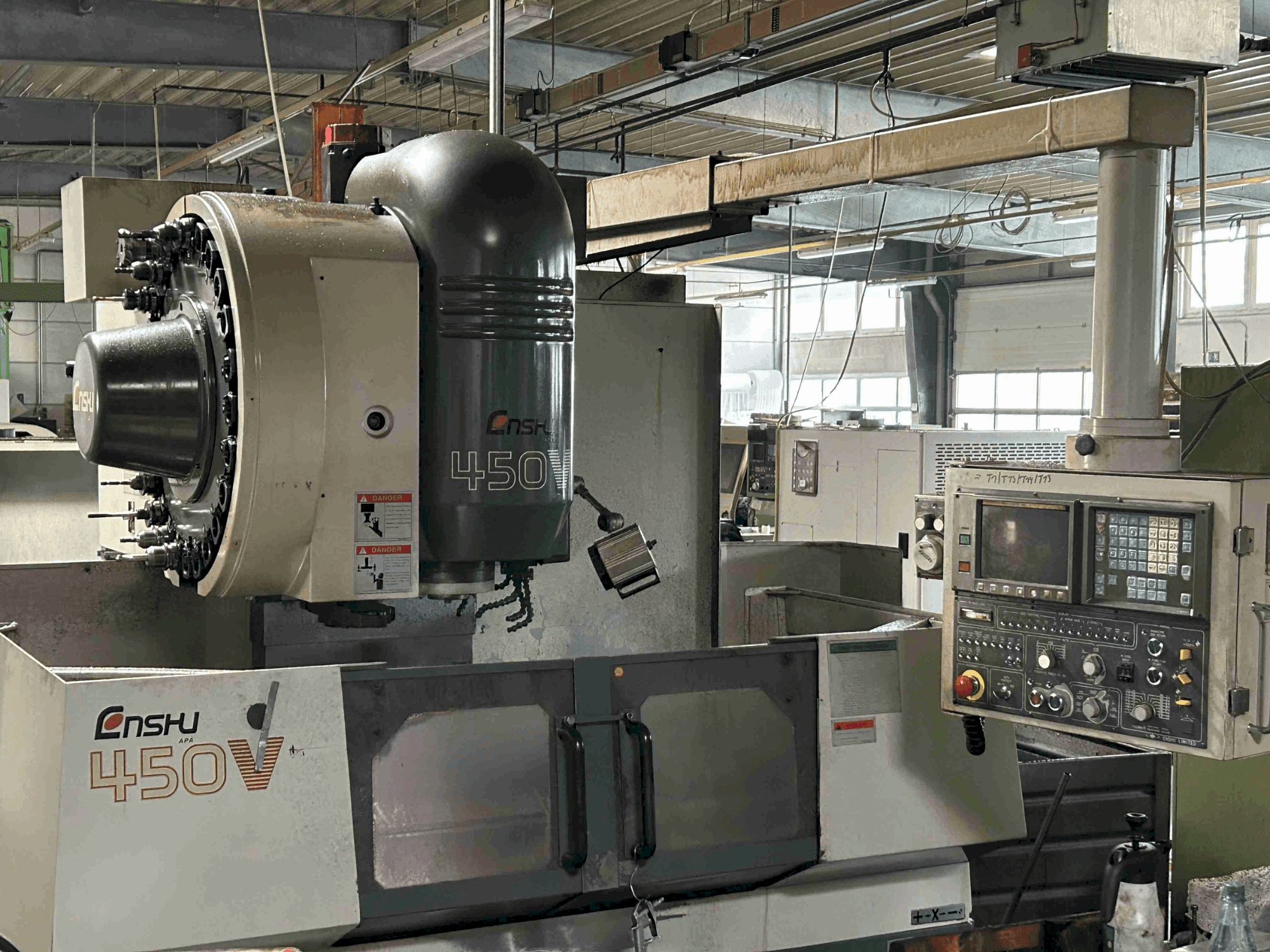 Prikaz  stroja Enshu 450 V  sprijeda