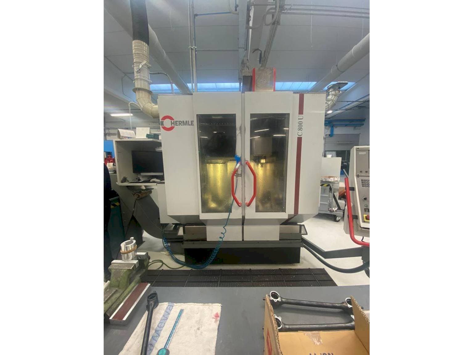 Prikaz  stroja HERMLE C800U  sprijeda