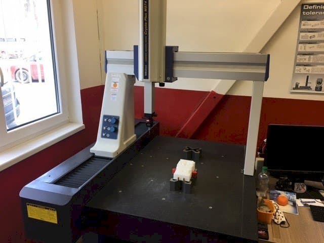 Prikaz  stroja Mitutoyo Crysta-Plus M 574  sprijeda