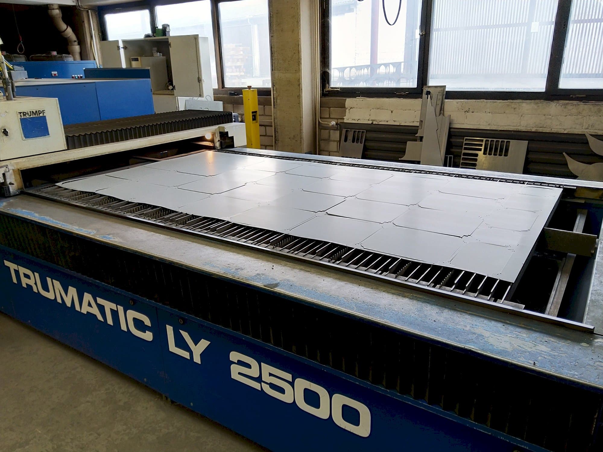 Prikaz  stroja Trumpf Trumatic LY2500  sprijeda
