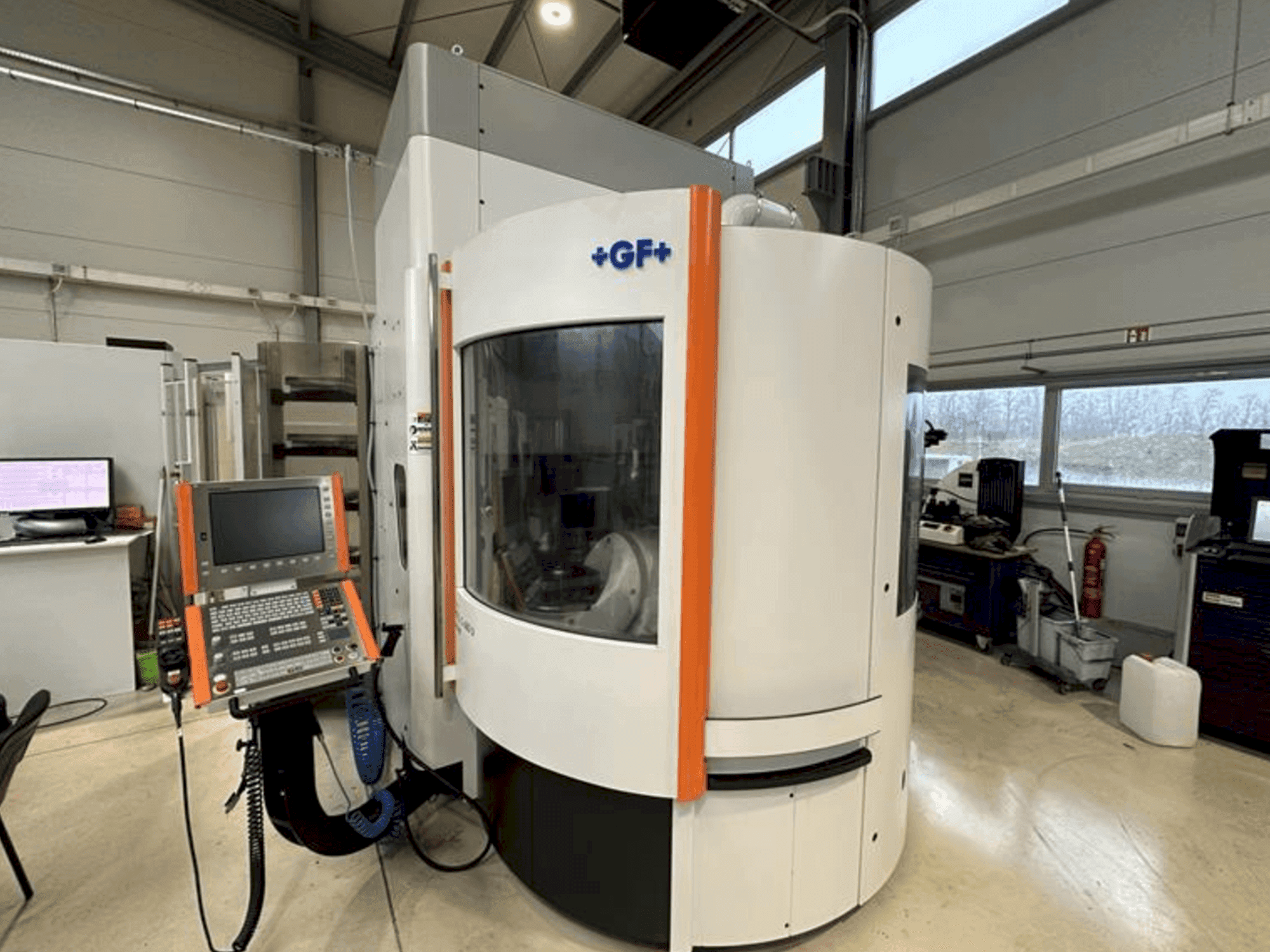 Prikaz  stroja MIKRON Mill S 600 U  sprijeda