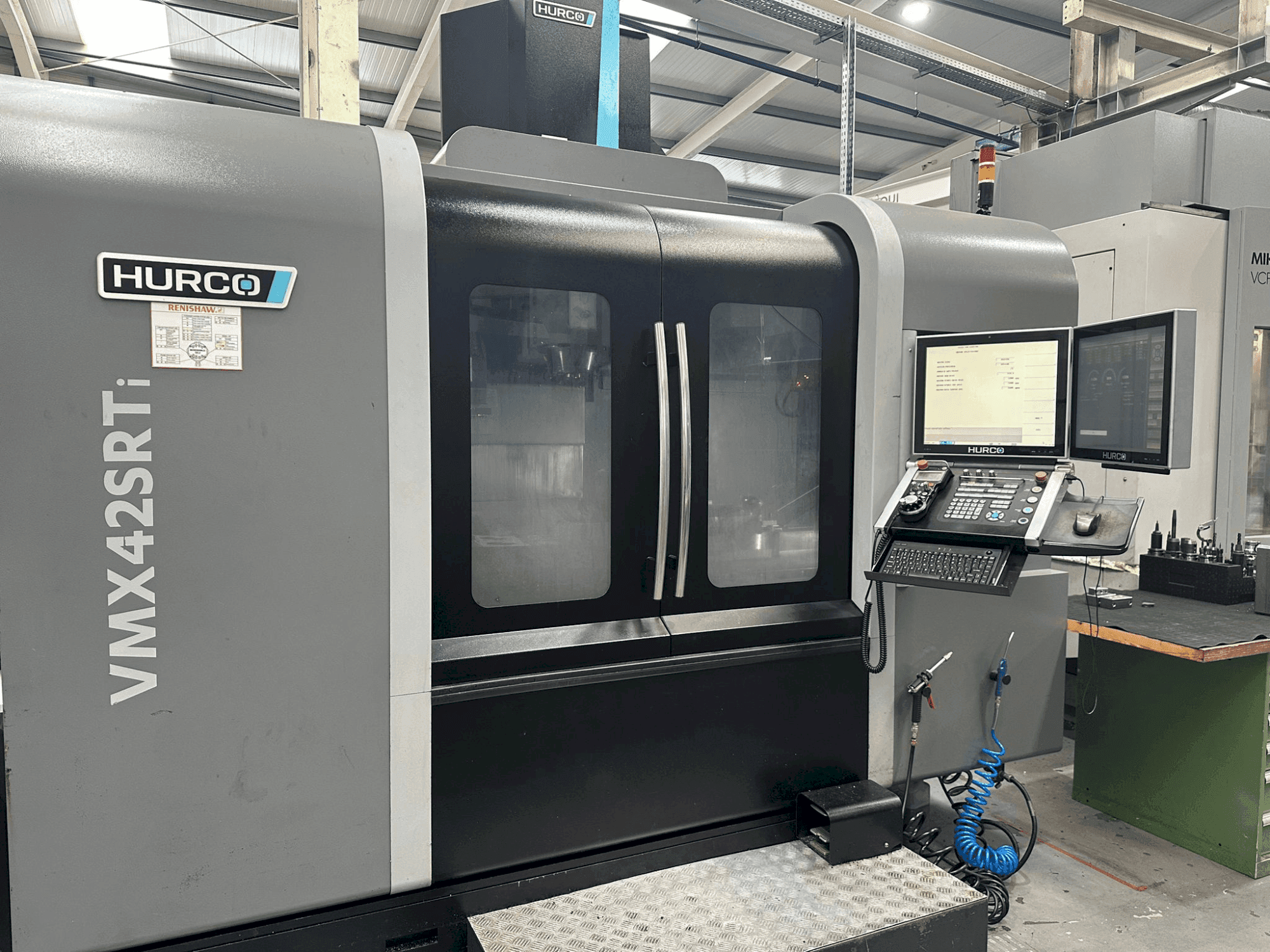 Prikaz  stroja Hurco VMX 42 SRTi  sprijeda