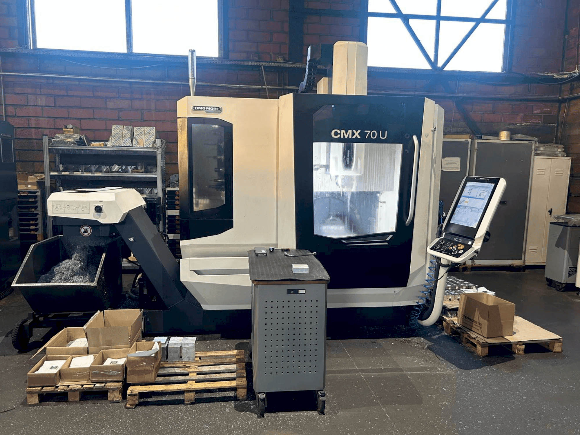 Prikaz  stroja DMG MORI CMX 70U (2022)  sprijeda