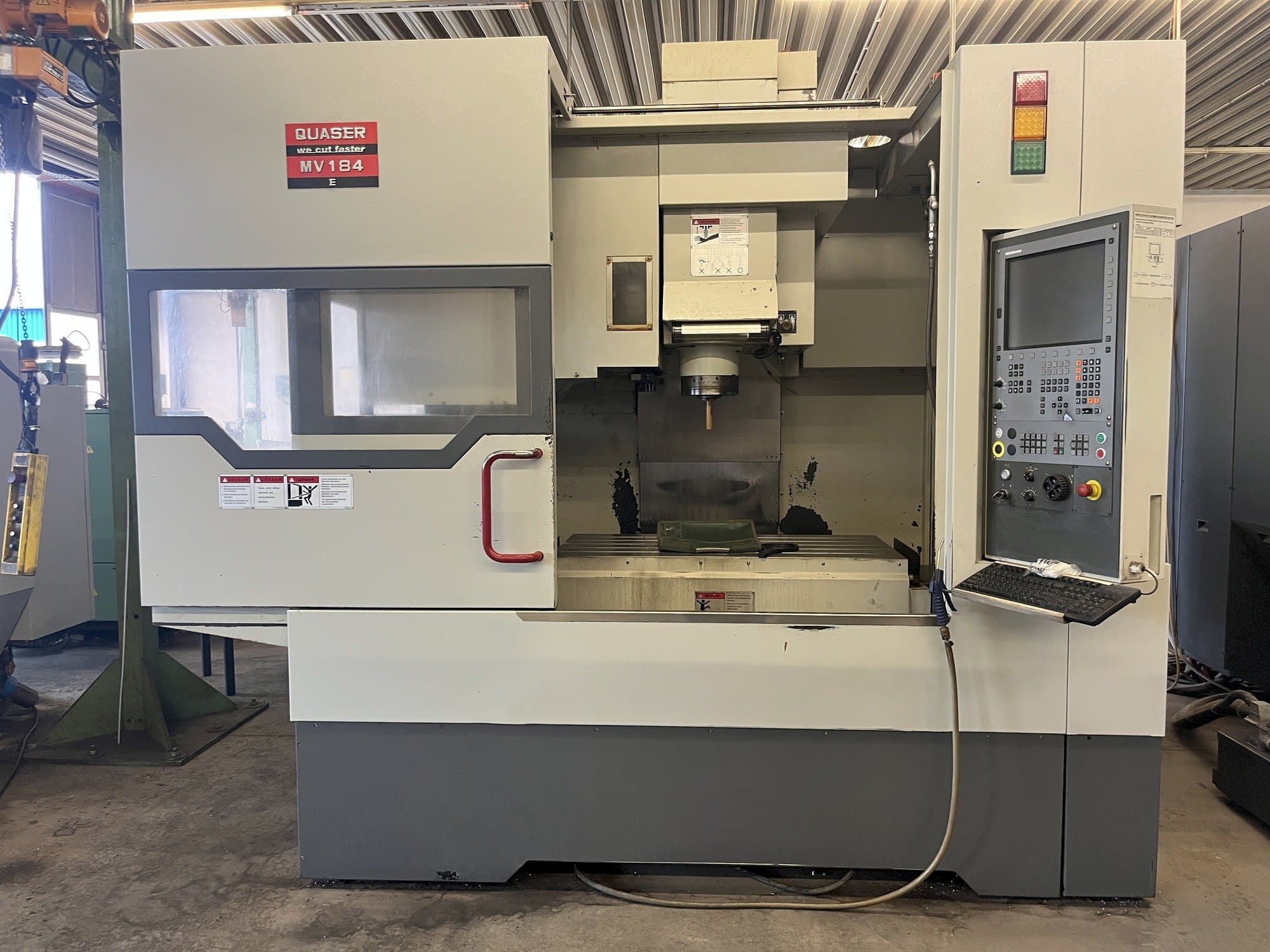 Prikaz  stroja Quaser MV 184E  sprijeda