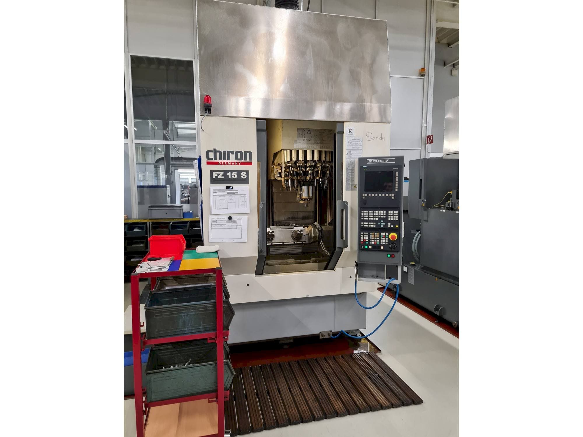 Prikaz  stroja CHIRON FZ 15 S  sprijeda