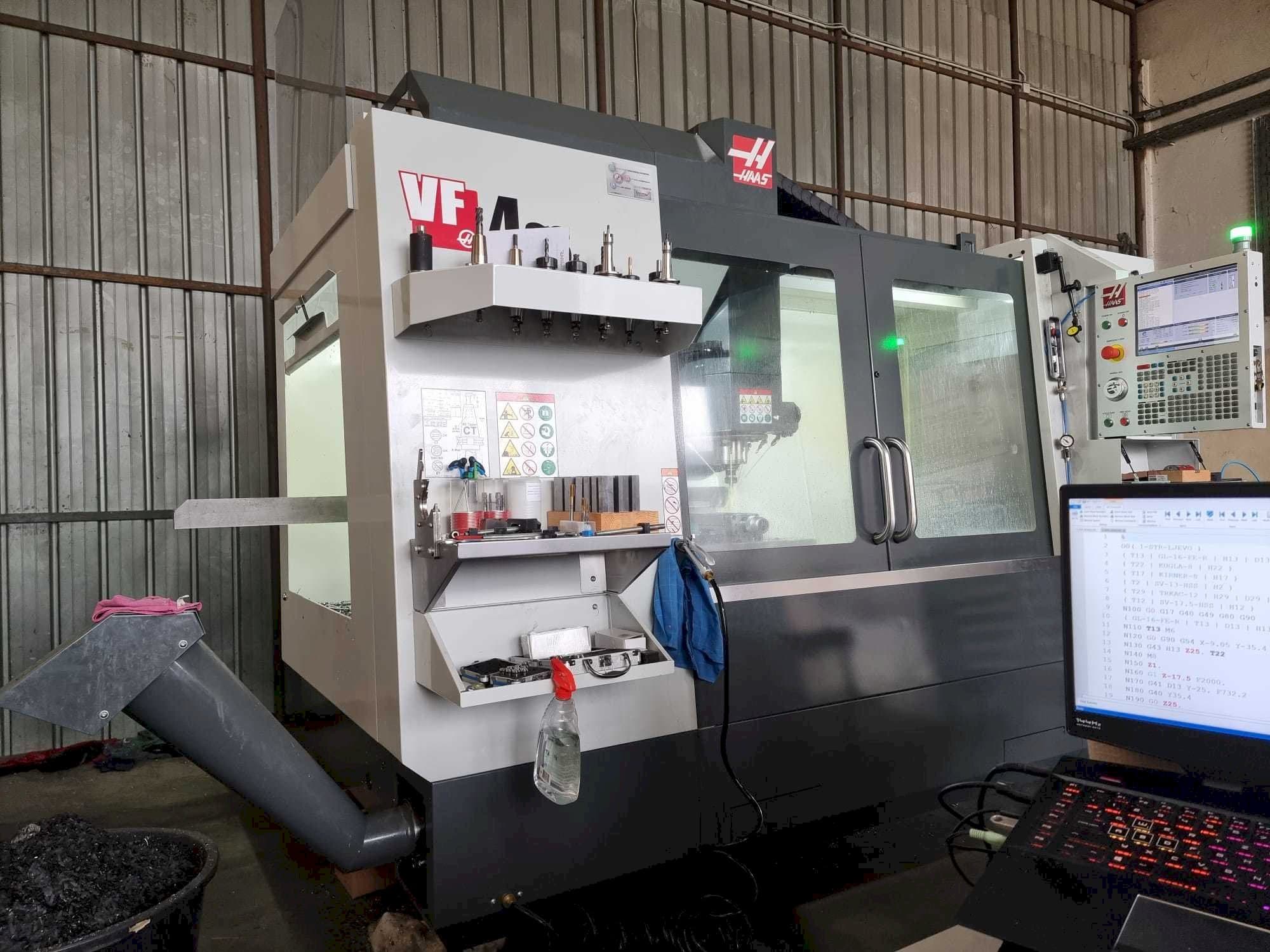Prikaz  stroja HAAS VF4SS  sprijeda