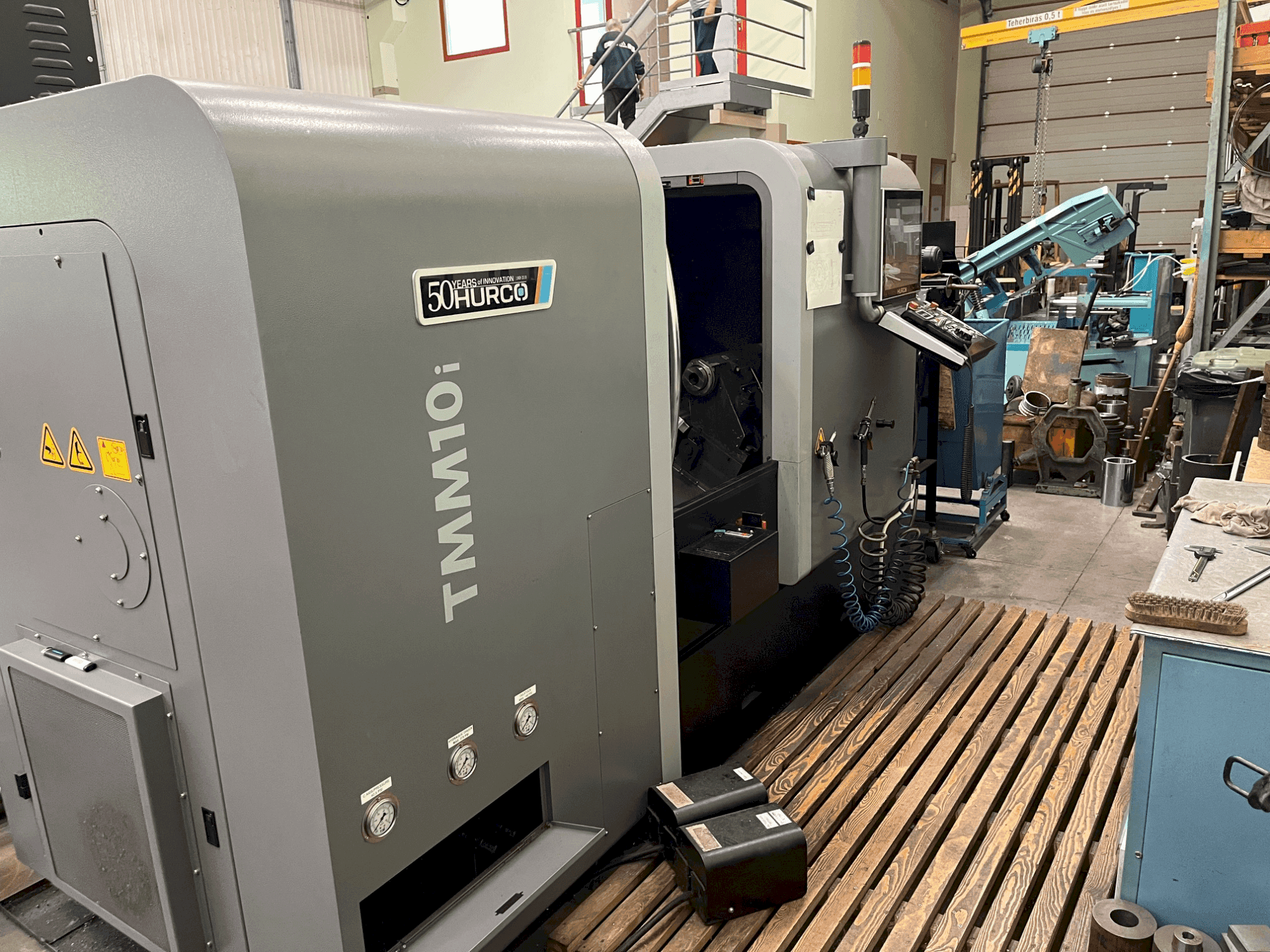 Prikaz  stroja Hurco TMM10i  sprijeda