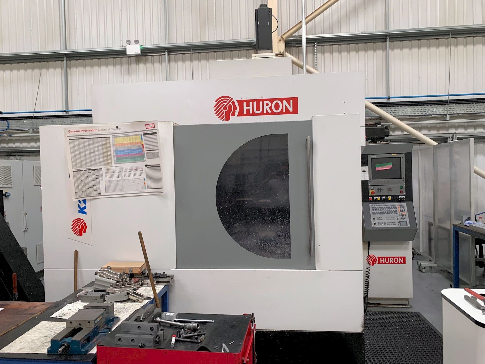 Prikaz  stroja Hurco K2X 10  sprijeda