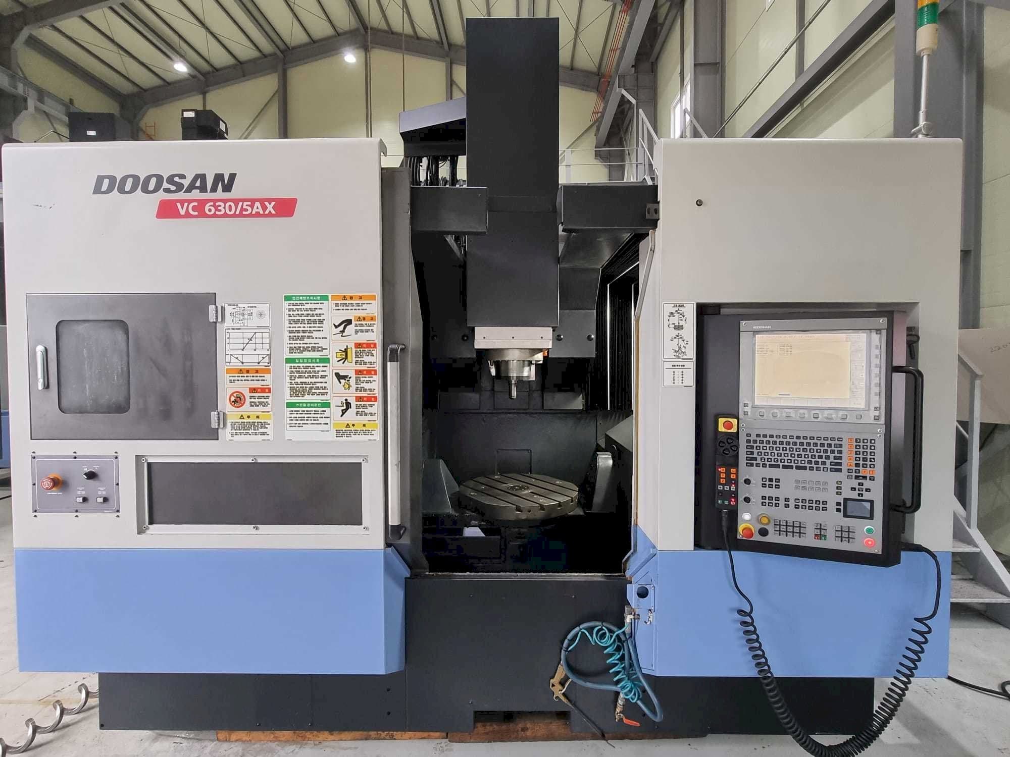 Prikaz  stroja Doosan VC630/5AX  sprijeda