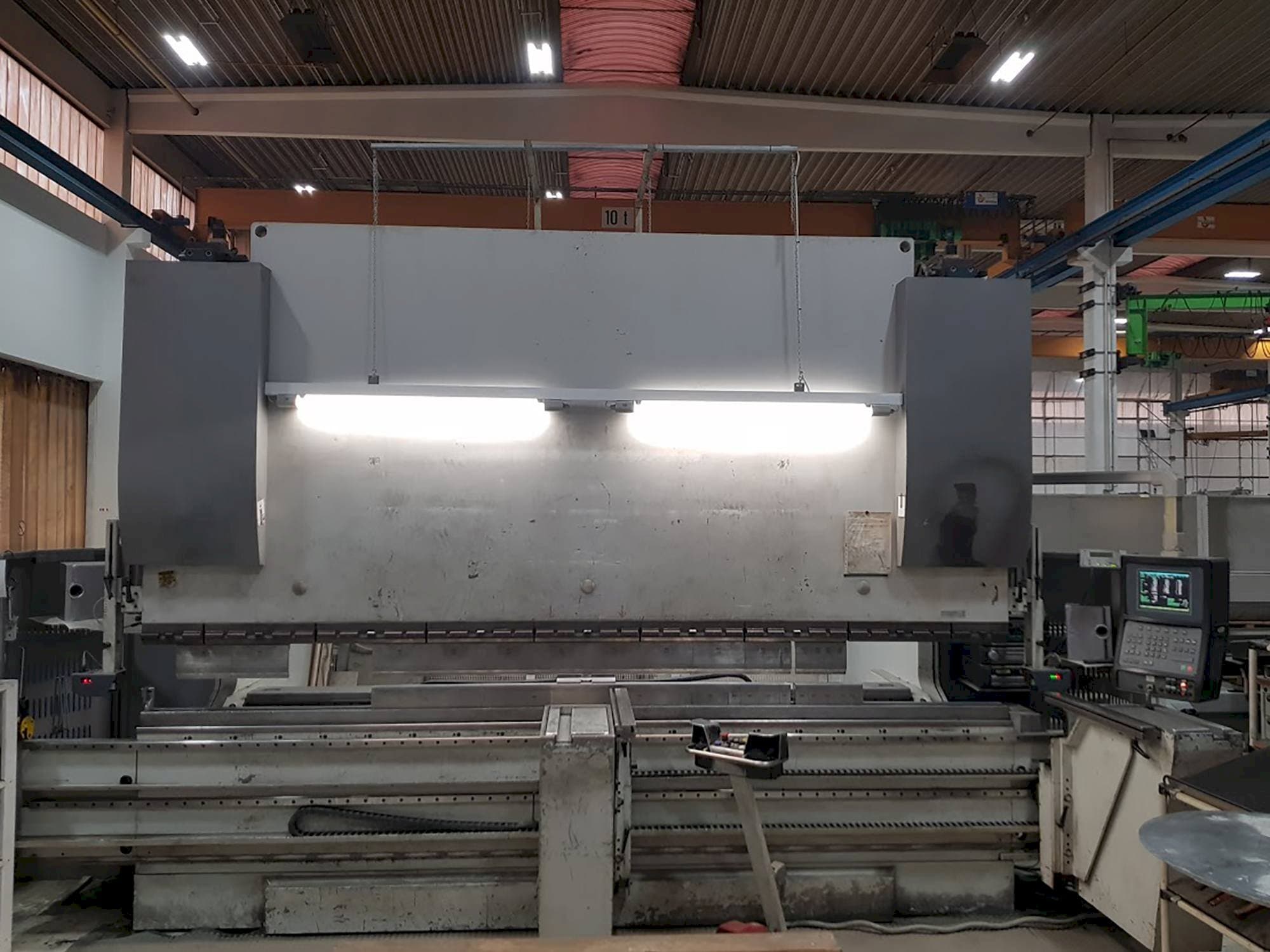 Prikaz  stroja EHT Multipress 300-40  sprijeda