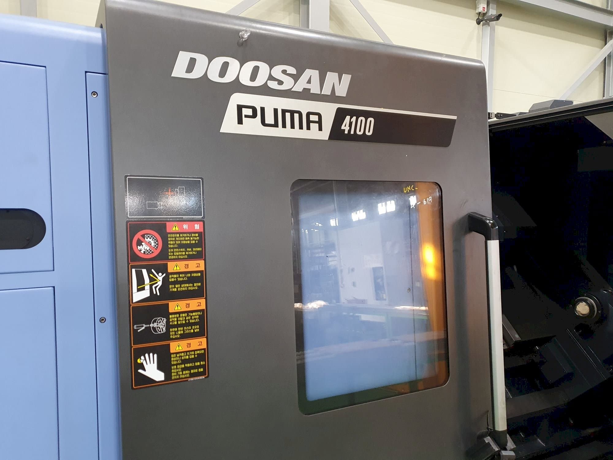 Prikaz  stroja Doosan PUMA 4100B  sprijeda