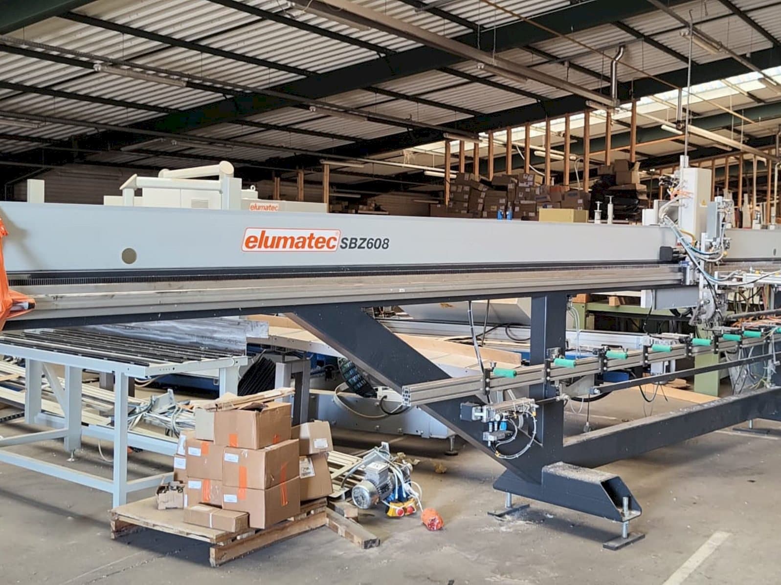 Prikaz  stroja Elumatec SBZ 608  sprijeda