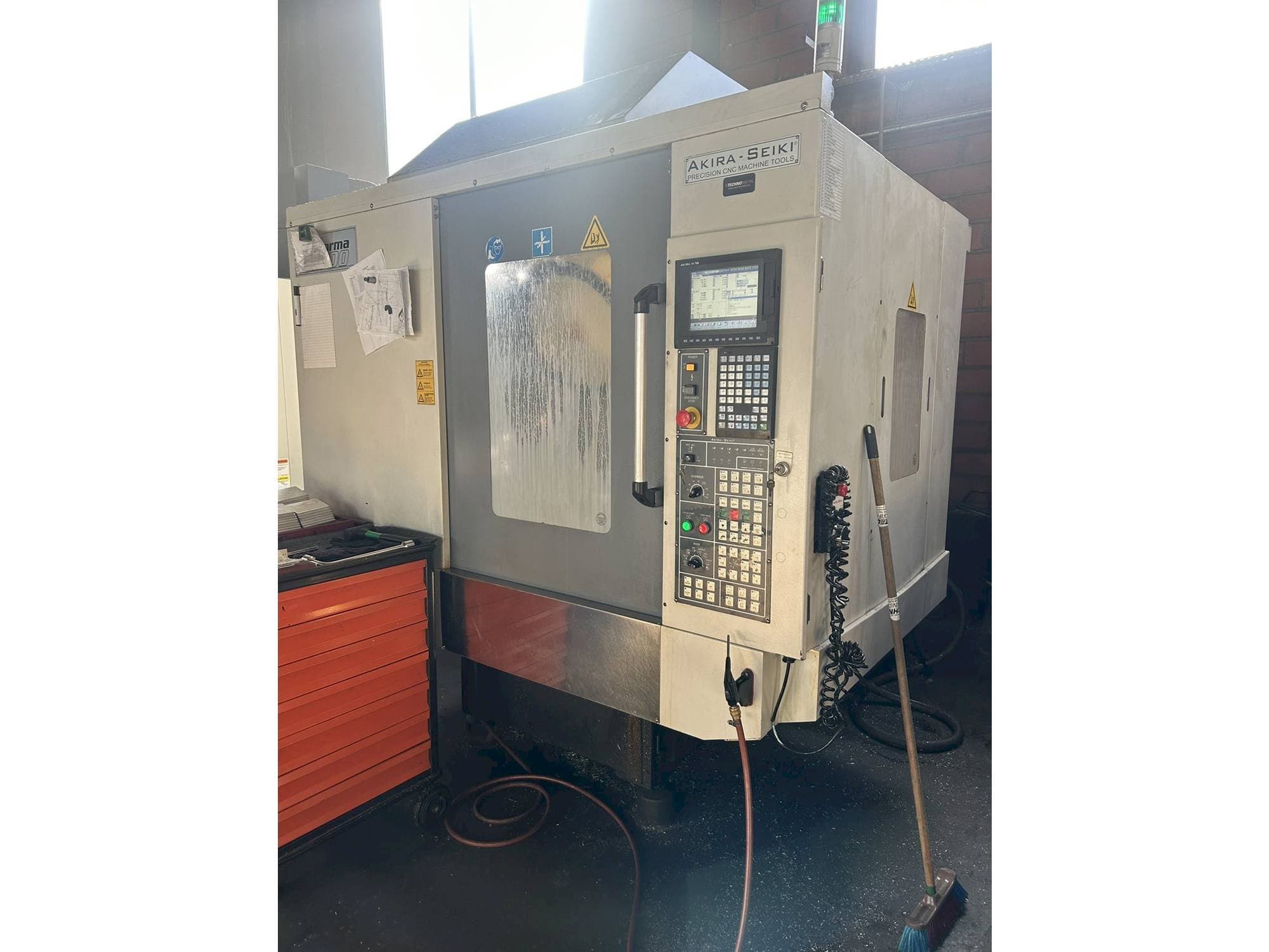 Prikaz  stroja Akira Seiki PC700  sprijeda