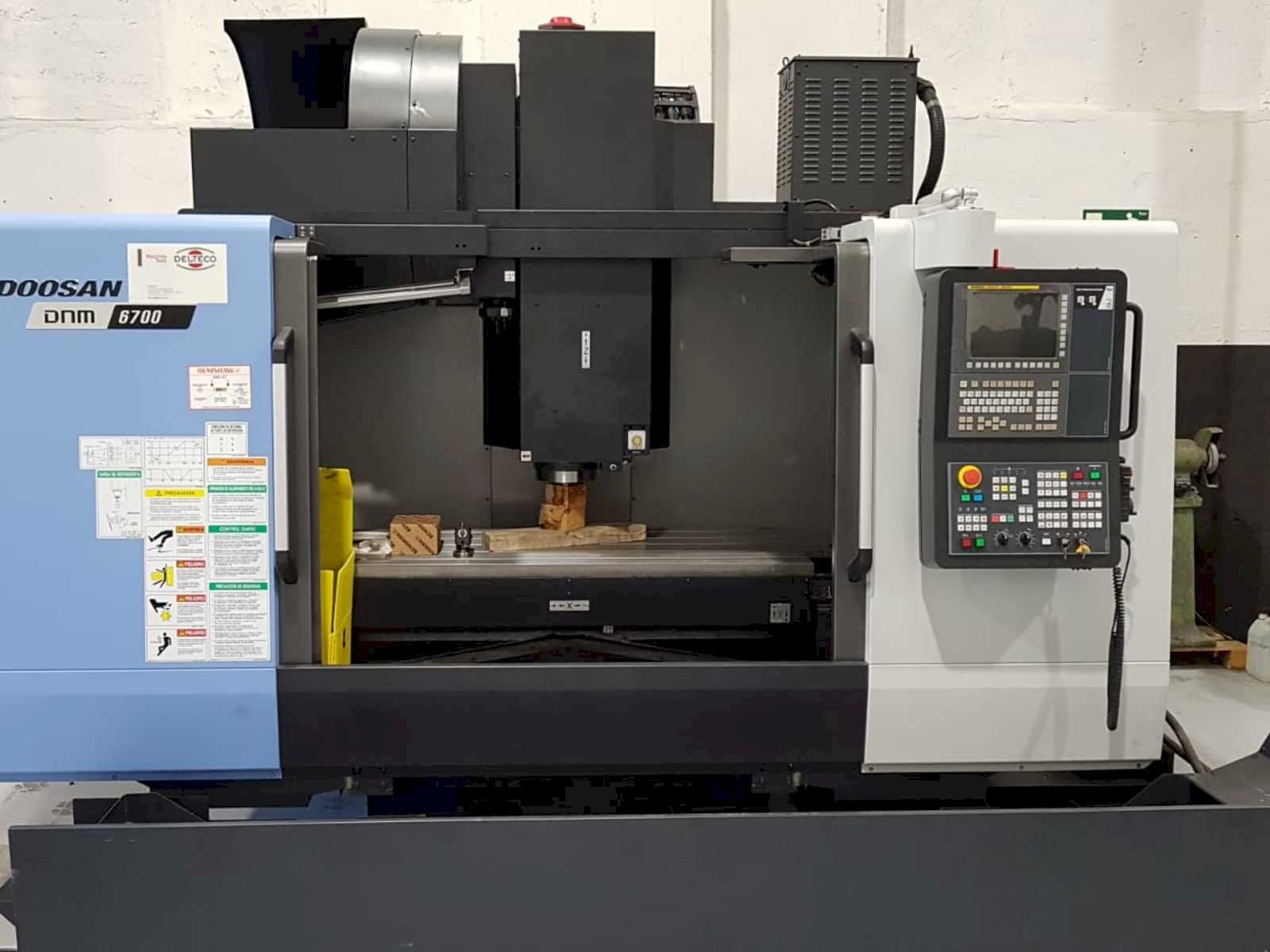 Prikaz  stroja Doosan DNM 6700  sprijeda