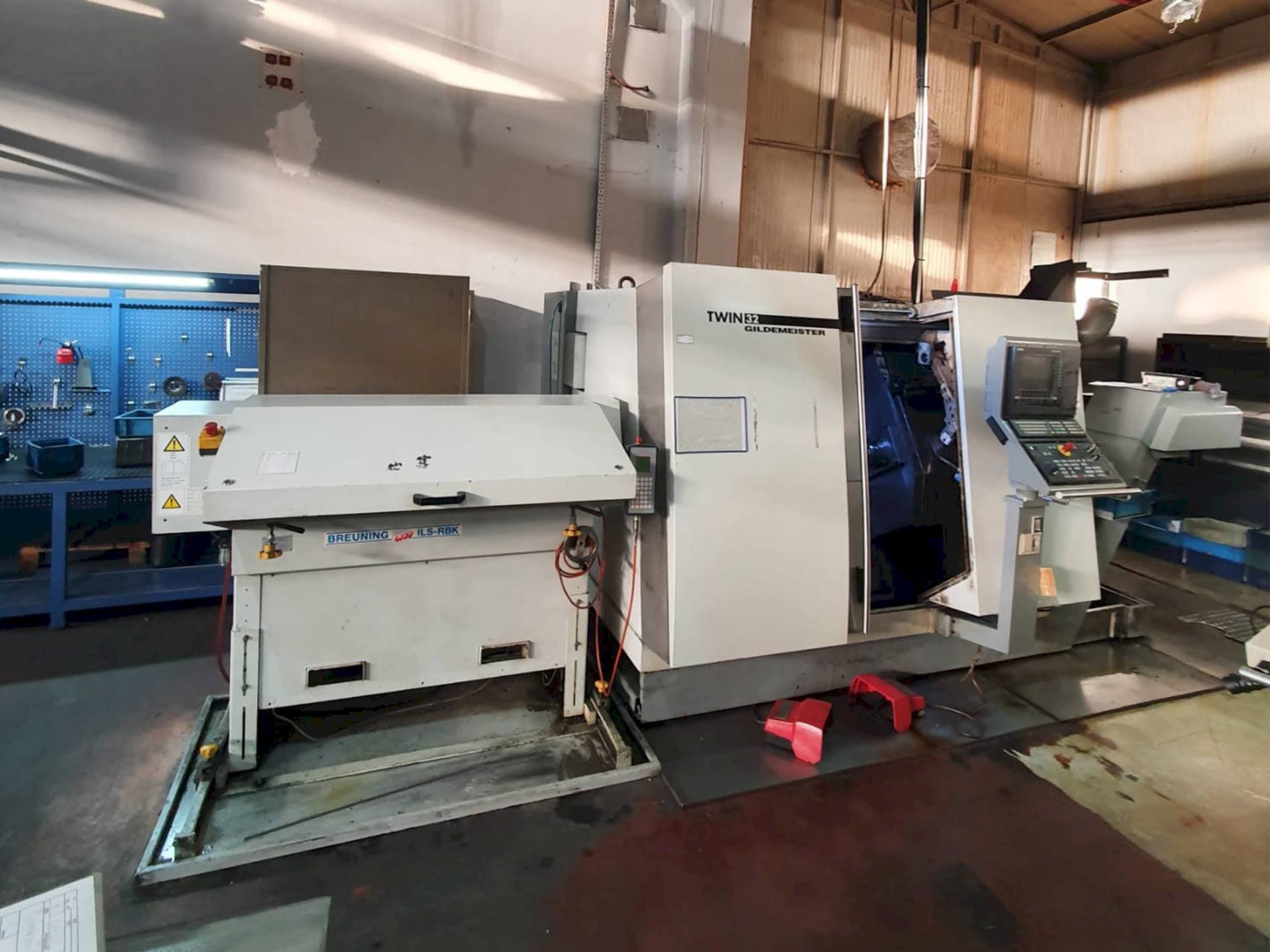 Prikaz  stroja Gildemeister TWIN 32  sprijeda