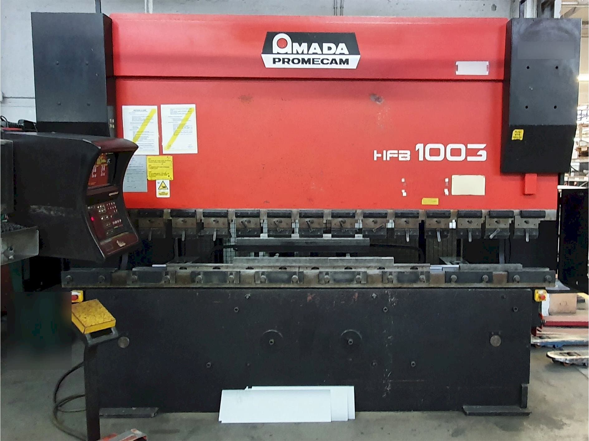 Prikaz stroja AMADA HFB 100.3 sprijeda