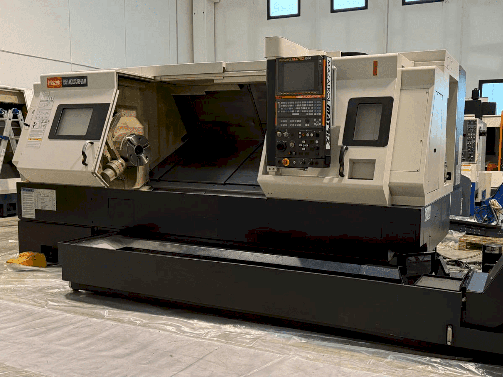 Prikaz  stroja Mazak QT Nexus 350 II M  sprijeda
