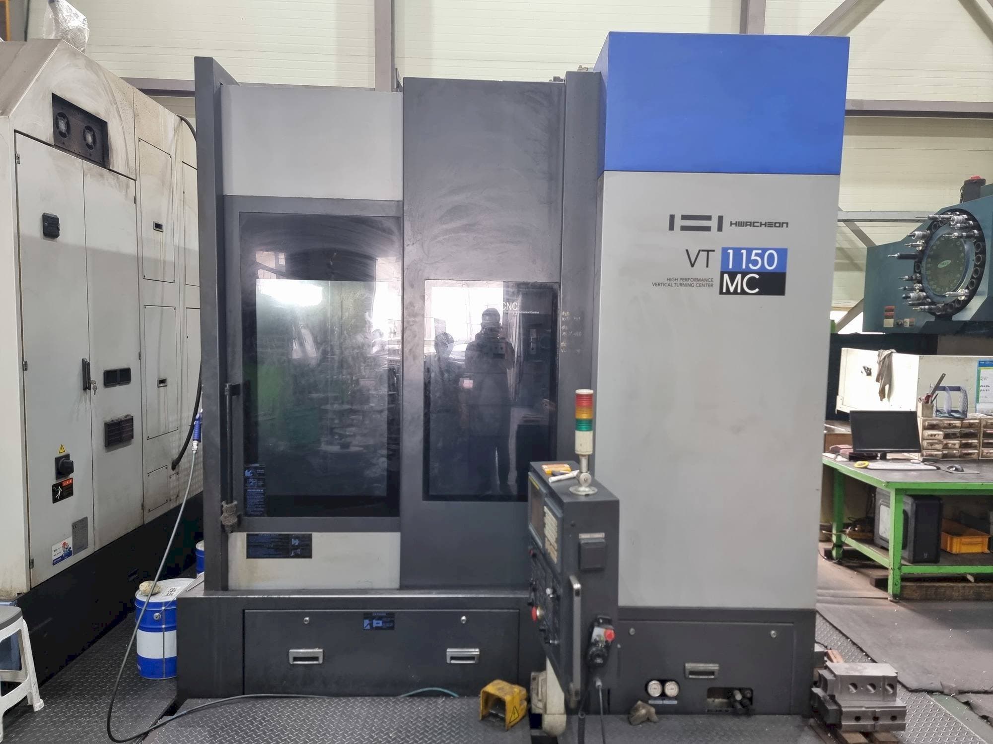 Prikaz  stroja HWACHEON VT1150MC  sprijeda