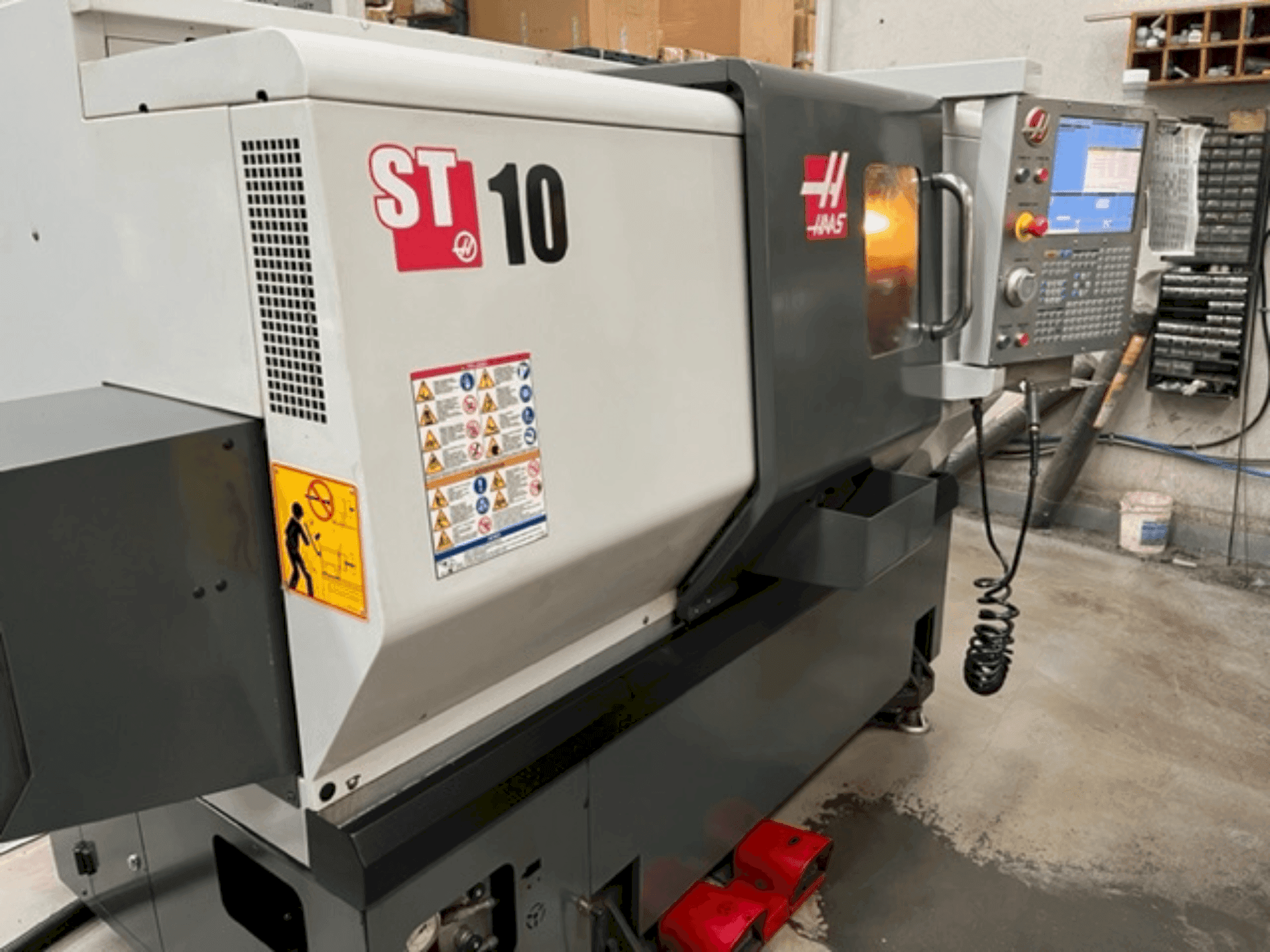 Prikaz  stroja HAAS ST 10  sprijeda