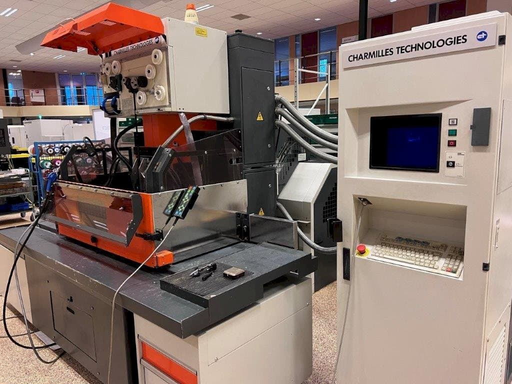 Prikaz  stroja CHARMILLES Robofil FI6020 CSL2  sprijeda