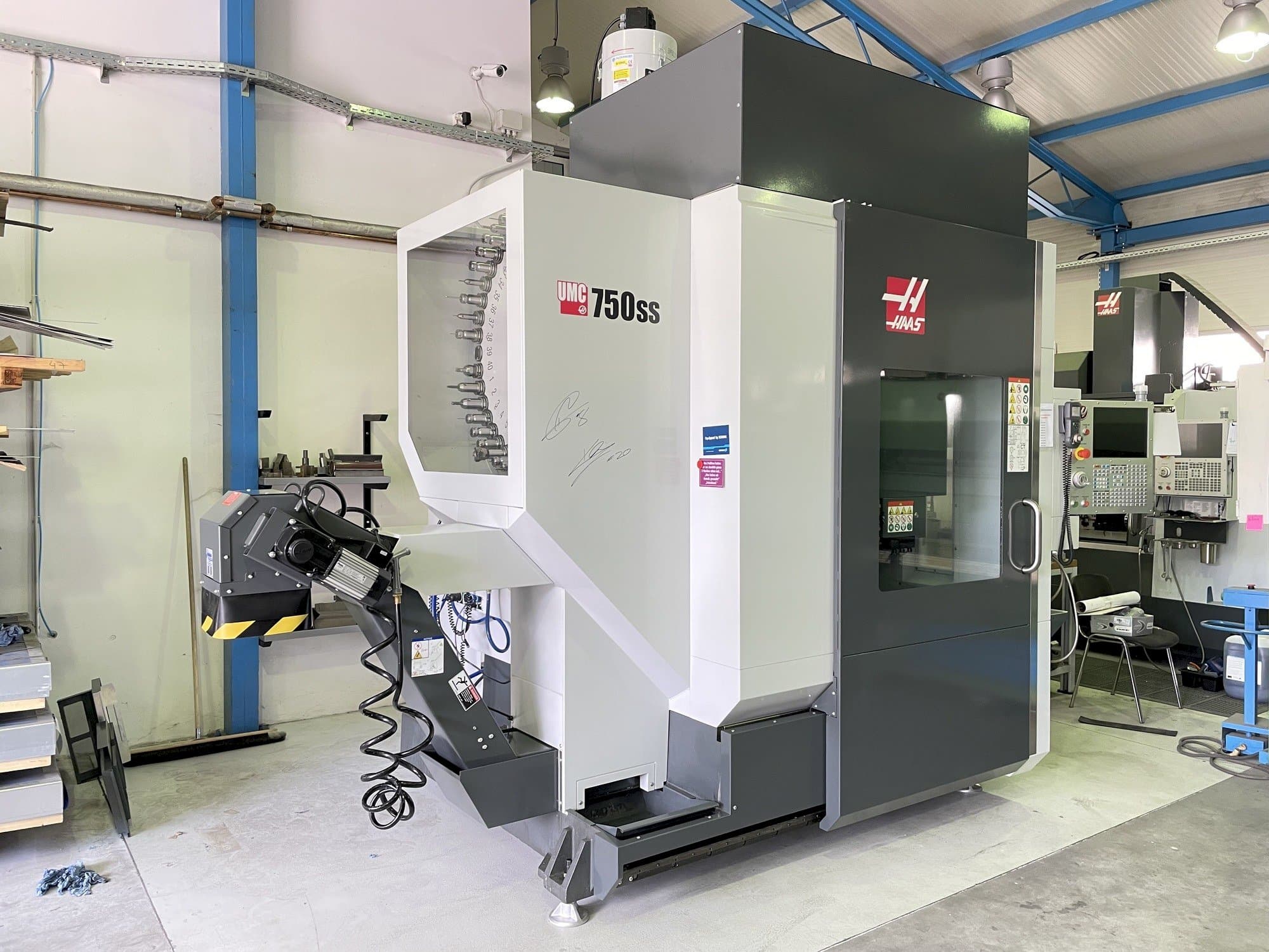 Prikaz  stroja HAAS UMC 750 SS  sprijeda