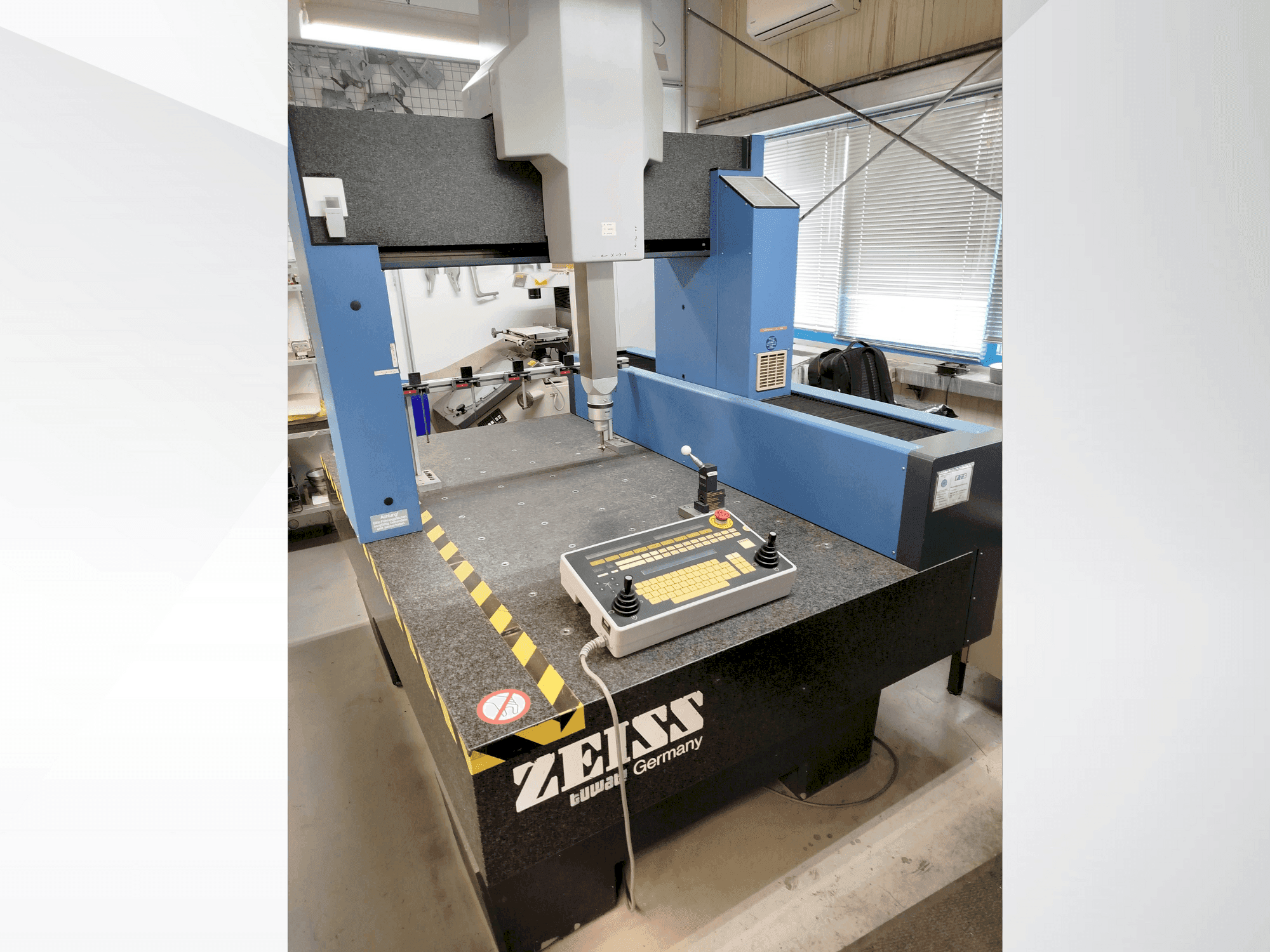 Prikaz  stroja ZEISS Contura G2  sprijeda