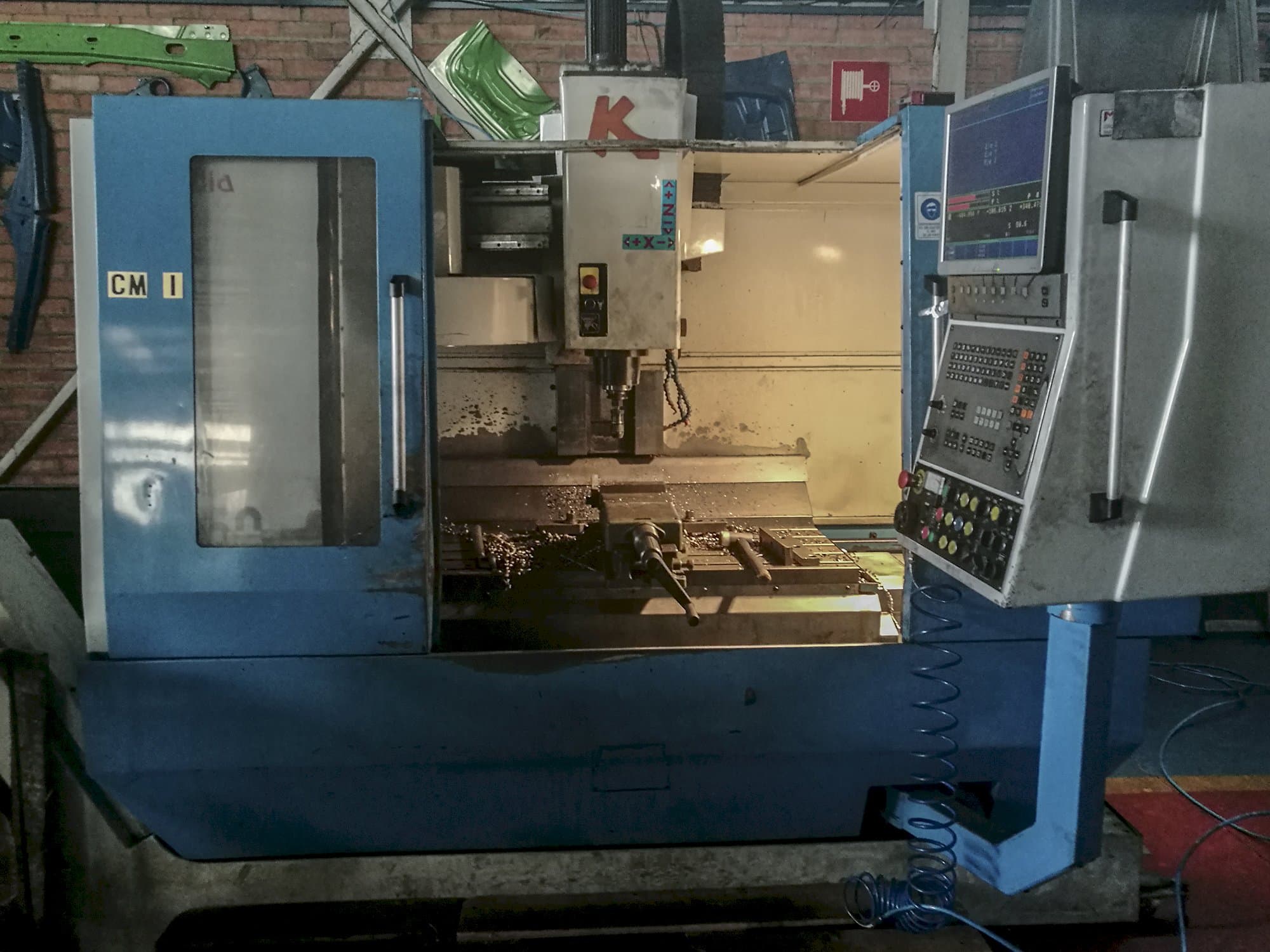 Prikaz  stroja KONDIA B-1050 sprijeda