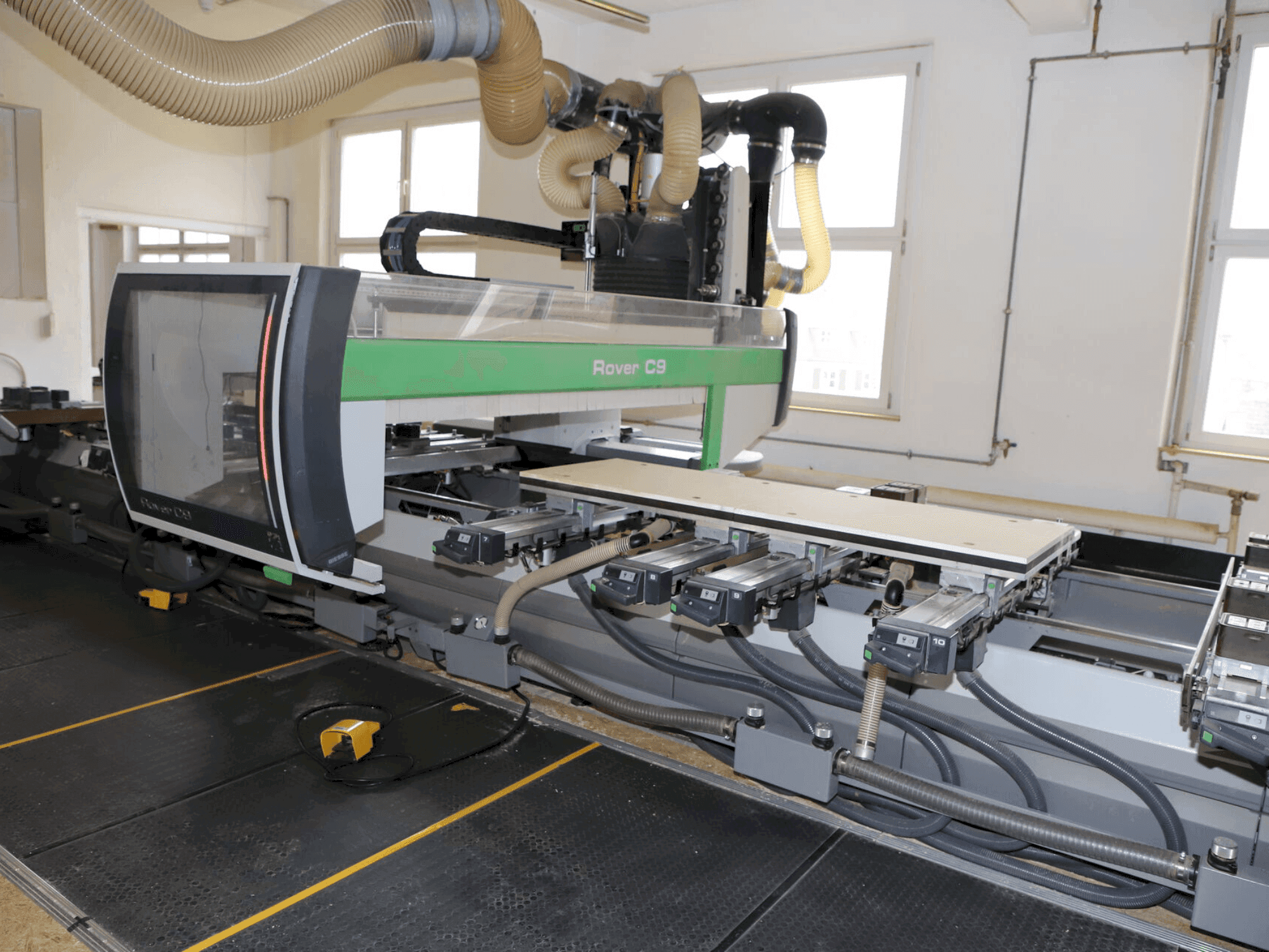 Prikaz  stroja BIESSE ROVER C 9.65  sprijeda