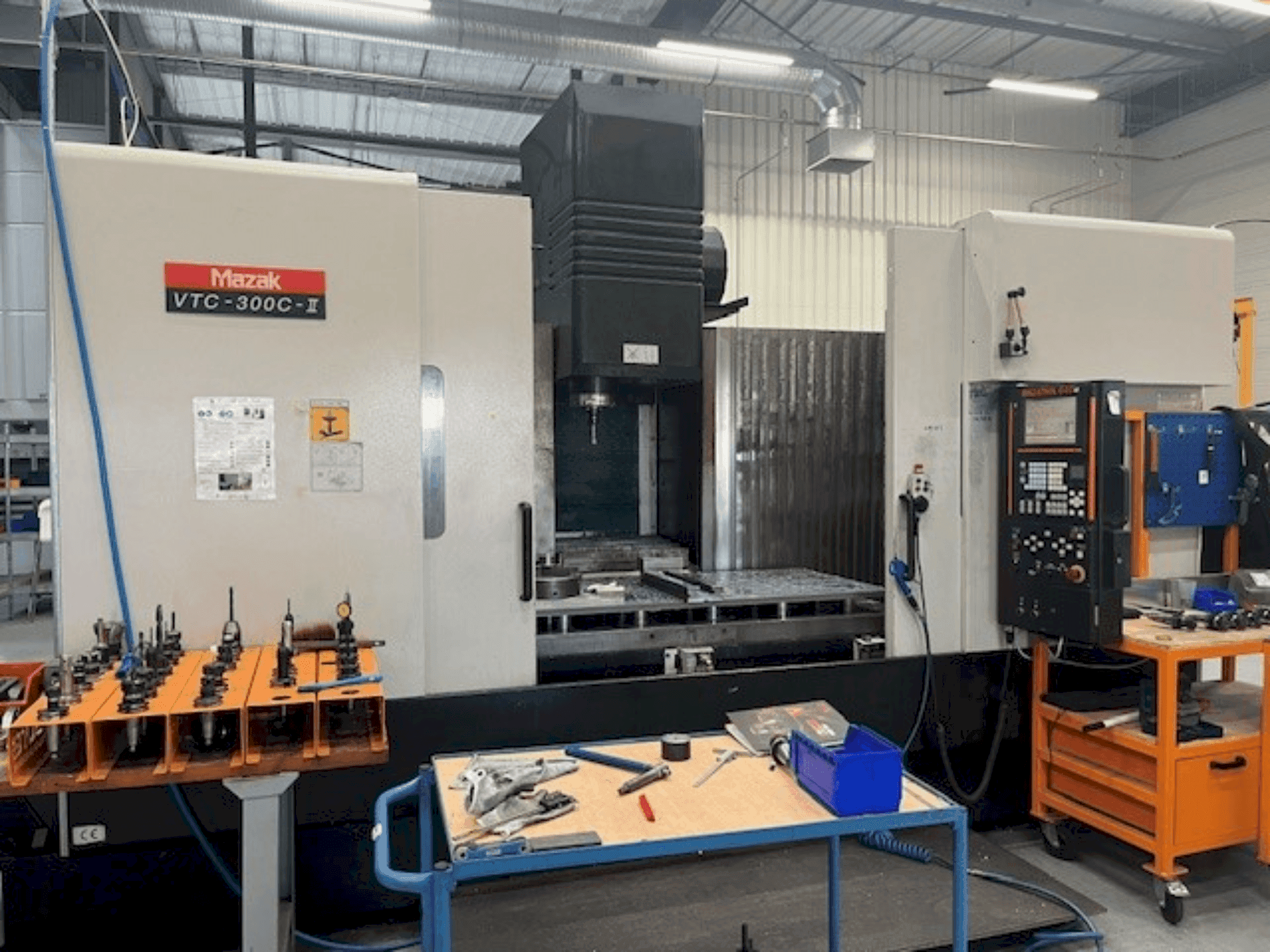 Prikaz  stroja Mazak VTC-300C-II  sprijeda