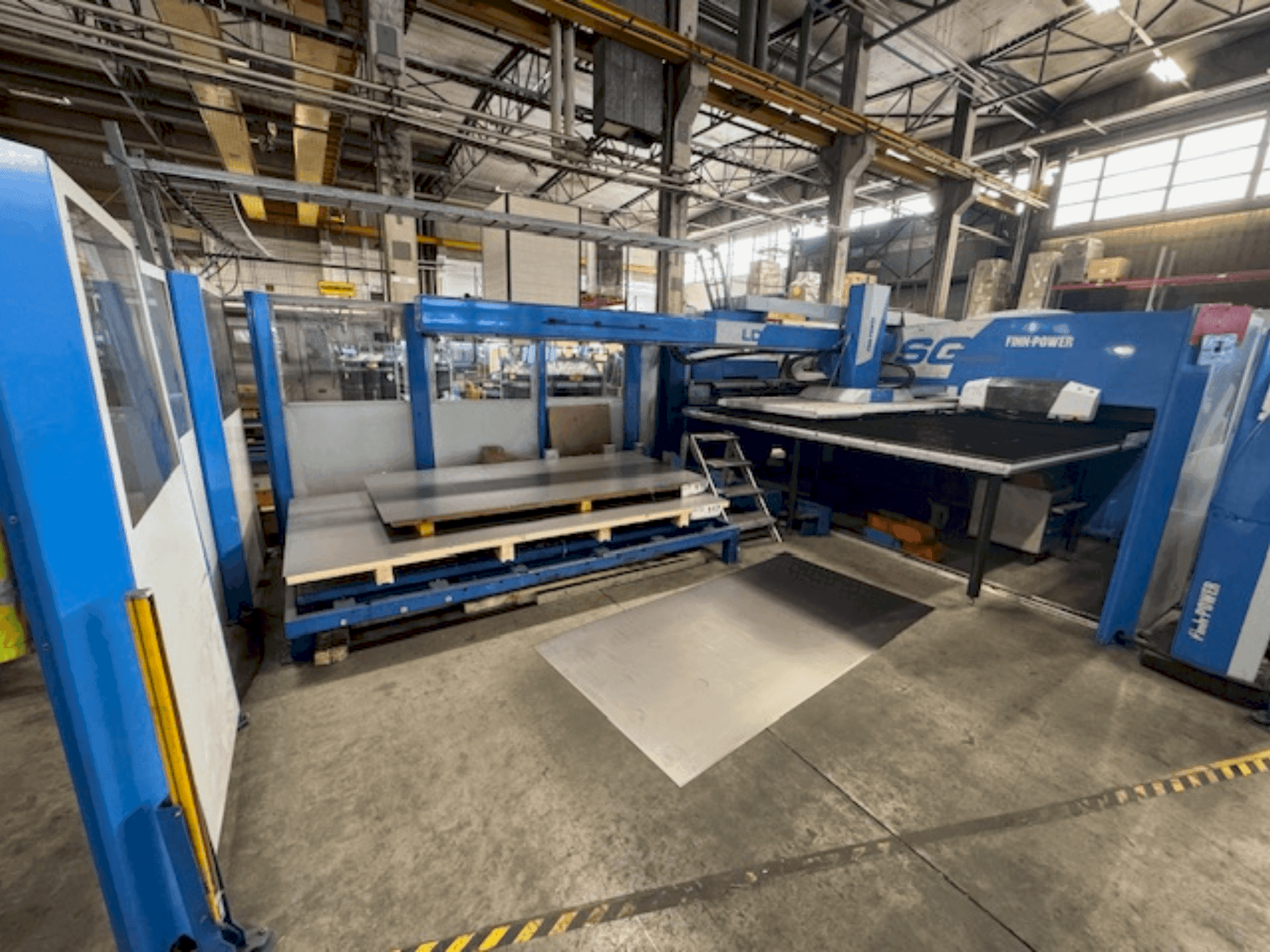 Prikaz  stroja Finn-Power SG-6  sprijeda