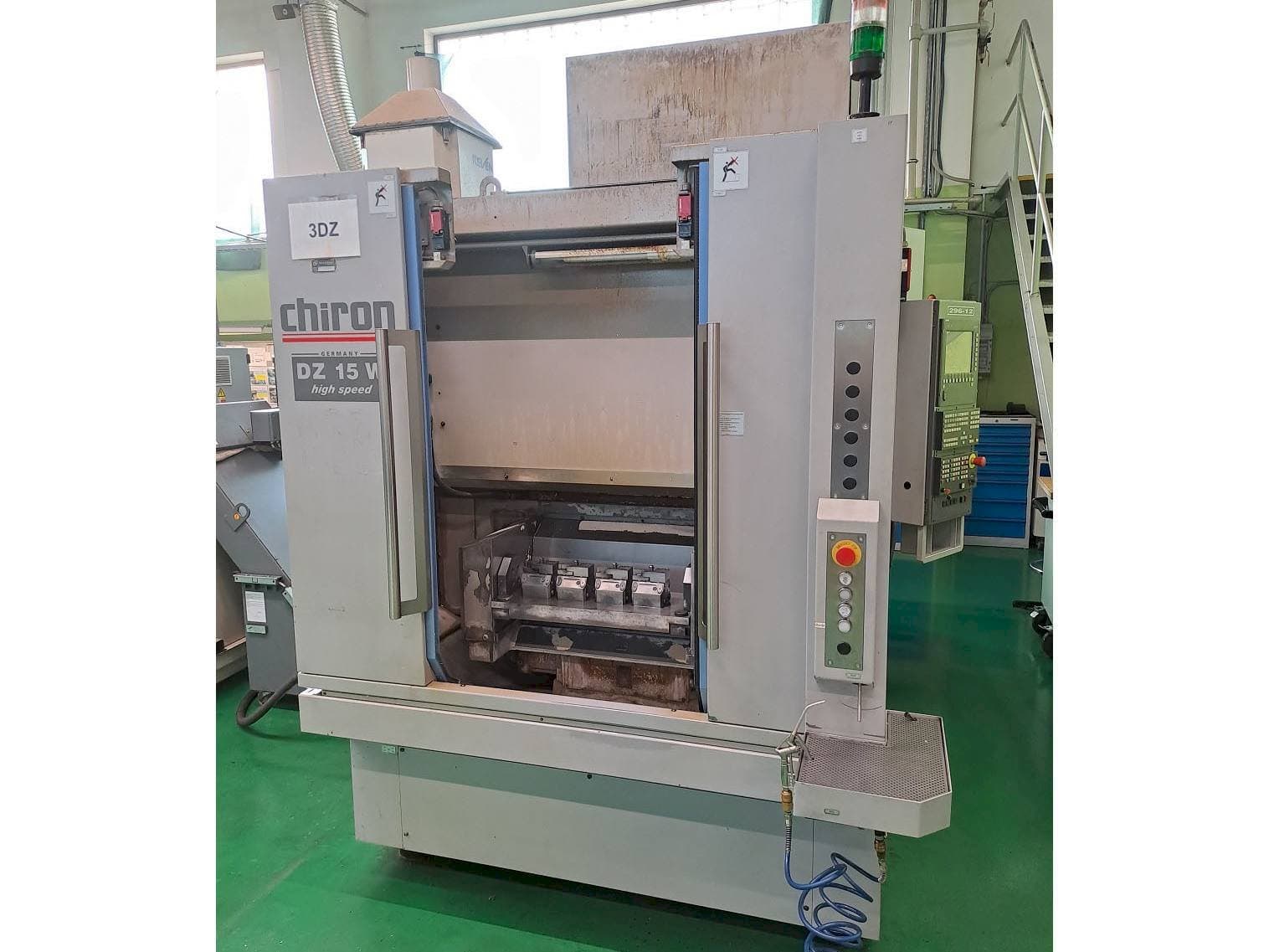 Prikaz  stroja CHIRON DZ 15W HS  sprijeda