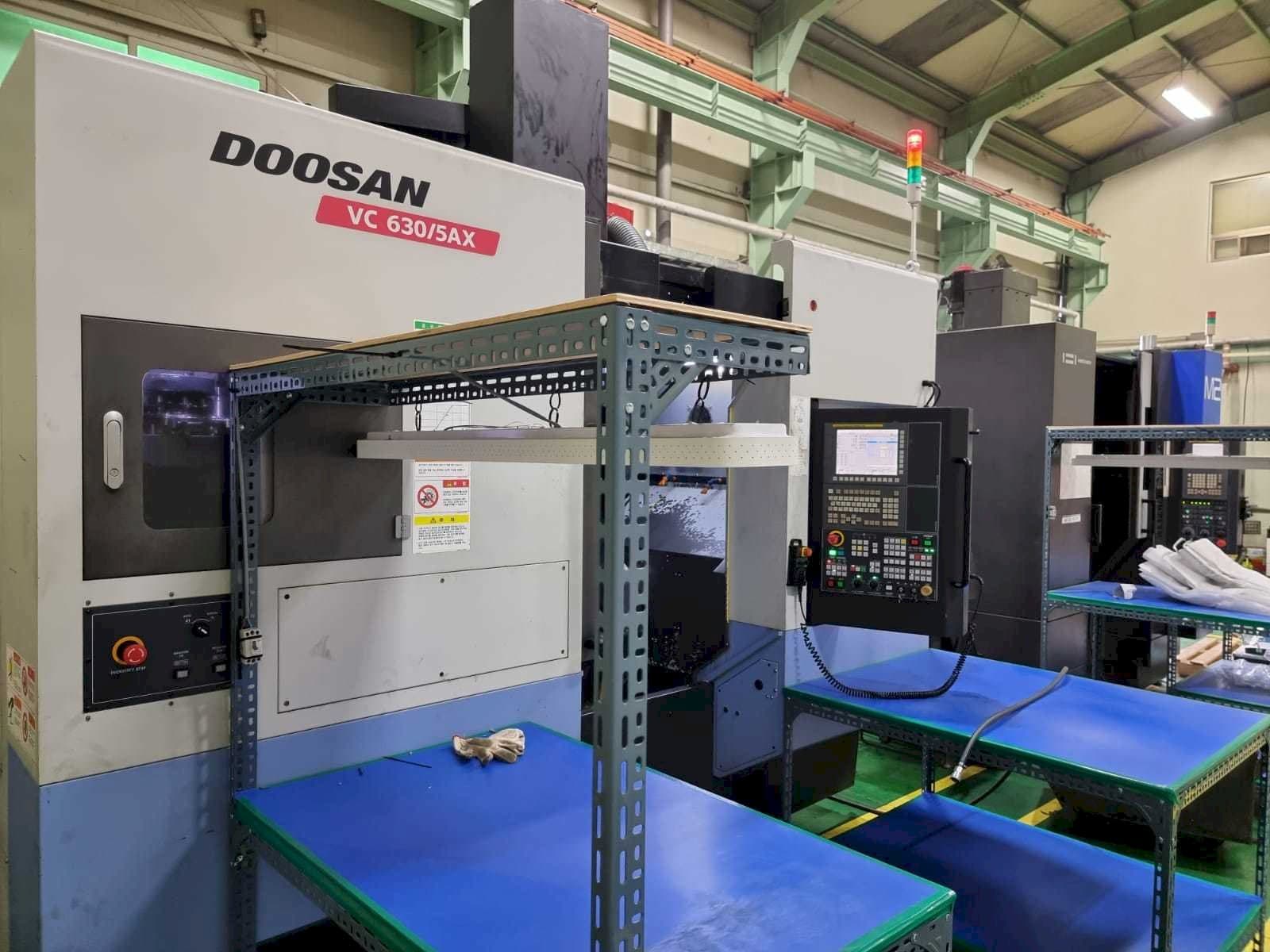 Prikaz  stroja Doosan VC630/5AX  sprijeda