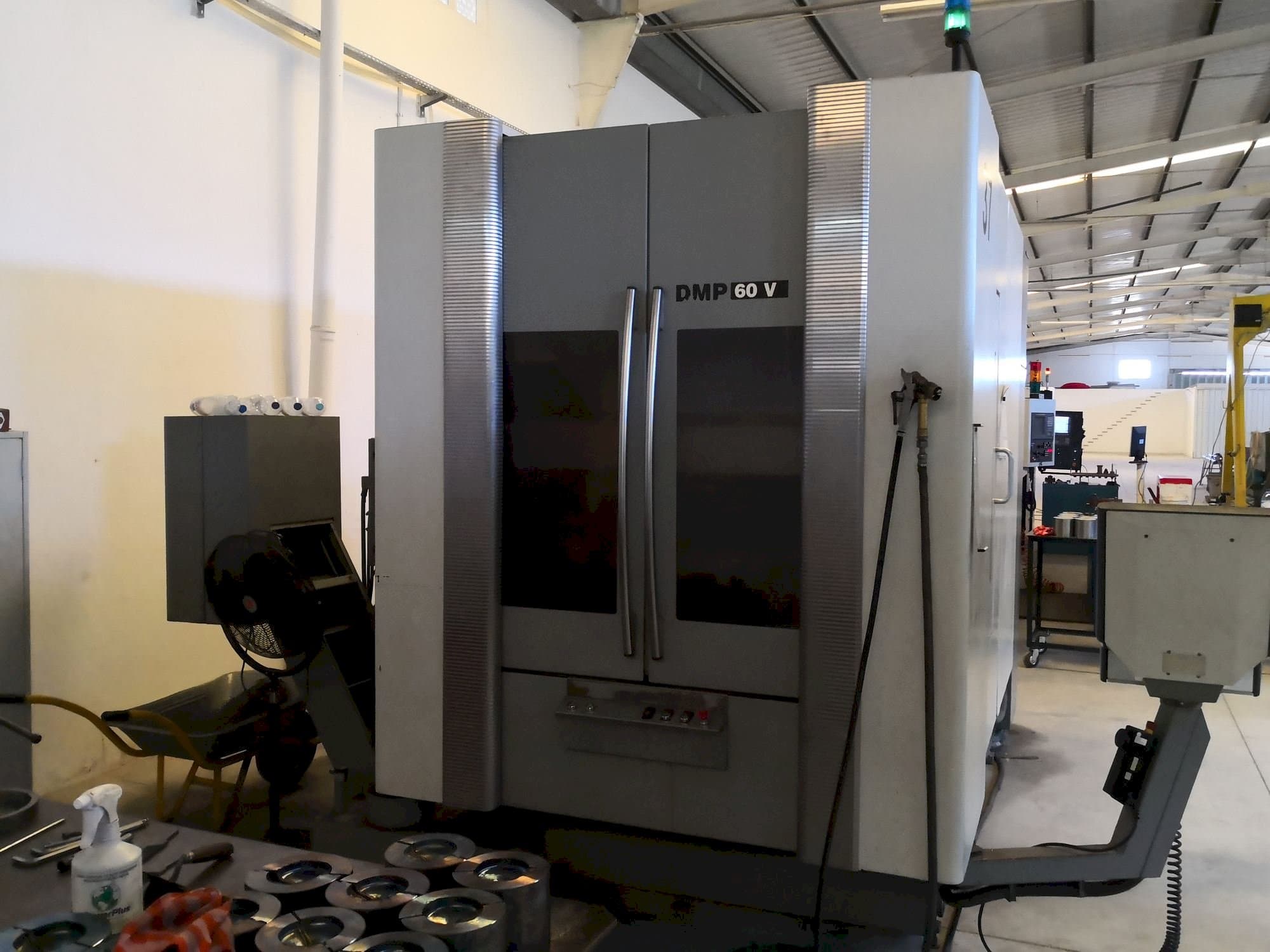 Prikaz  stroja DECKEL MAHO DMP 60V  sprijeda