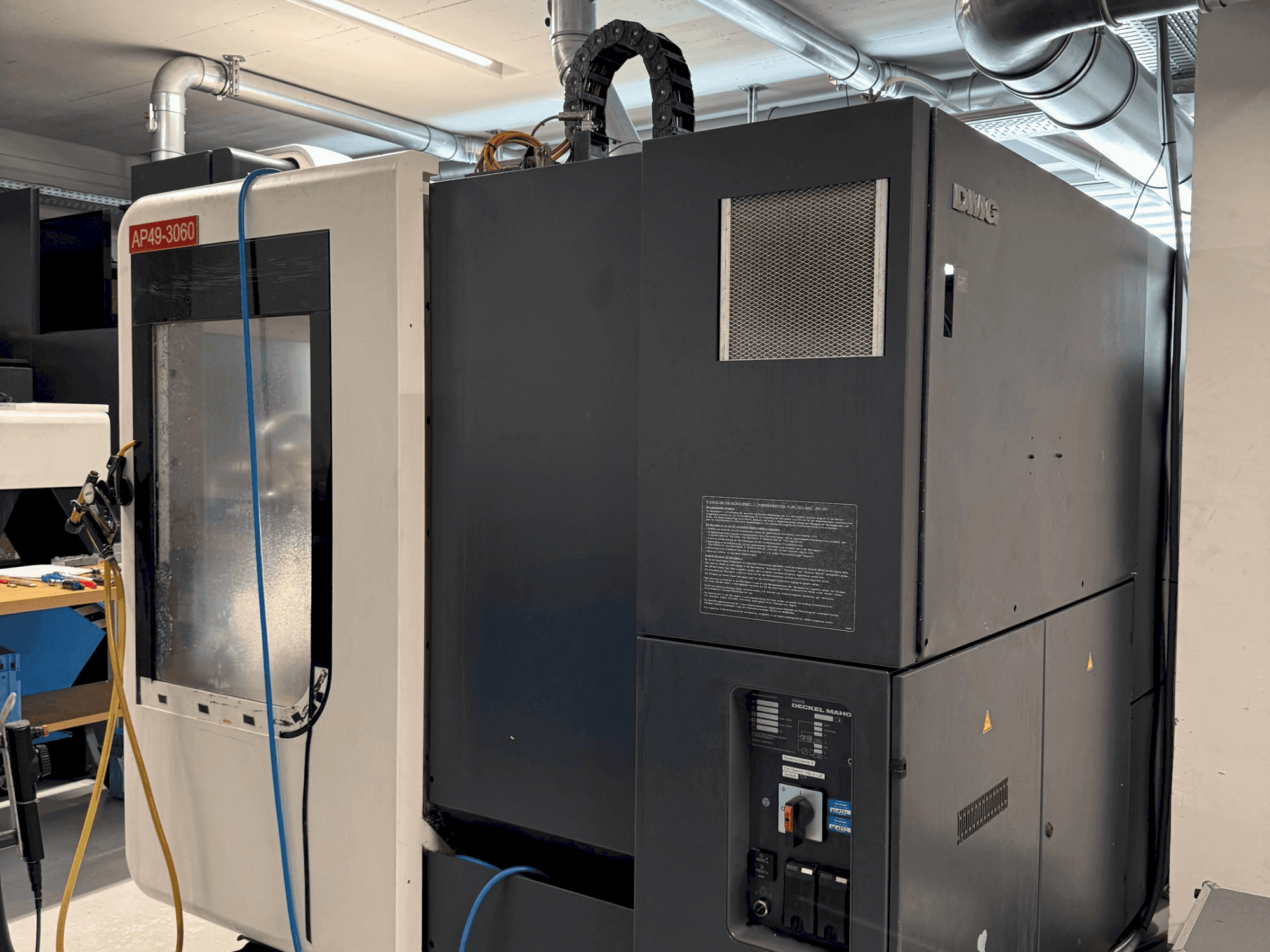 Prikaz  stroja DMG DECKEL MAHO DMU 70 Evolution linear  sprijeda