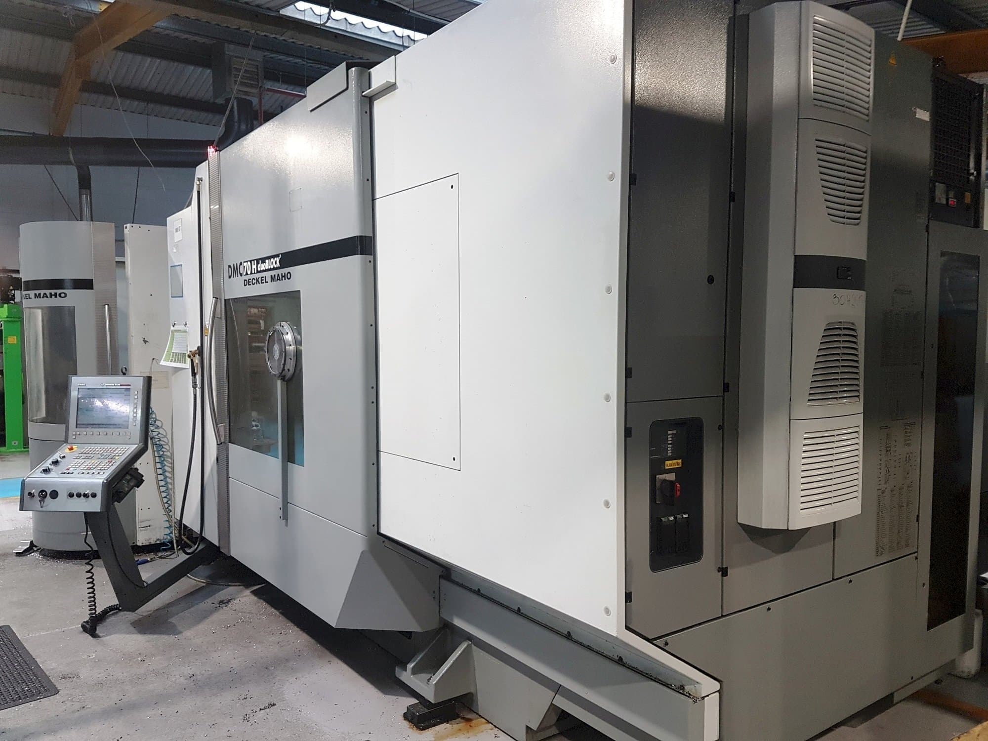 Prikaz  stroja DECKEL MAHO DMC 70 H duoBlock  sprijeda