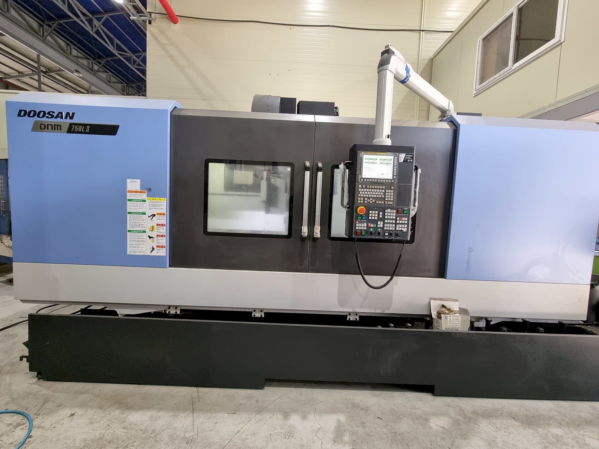 Prikaz  stroja Doosan DNM 750L II  sprijeda