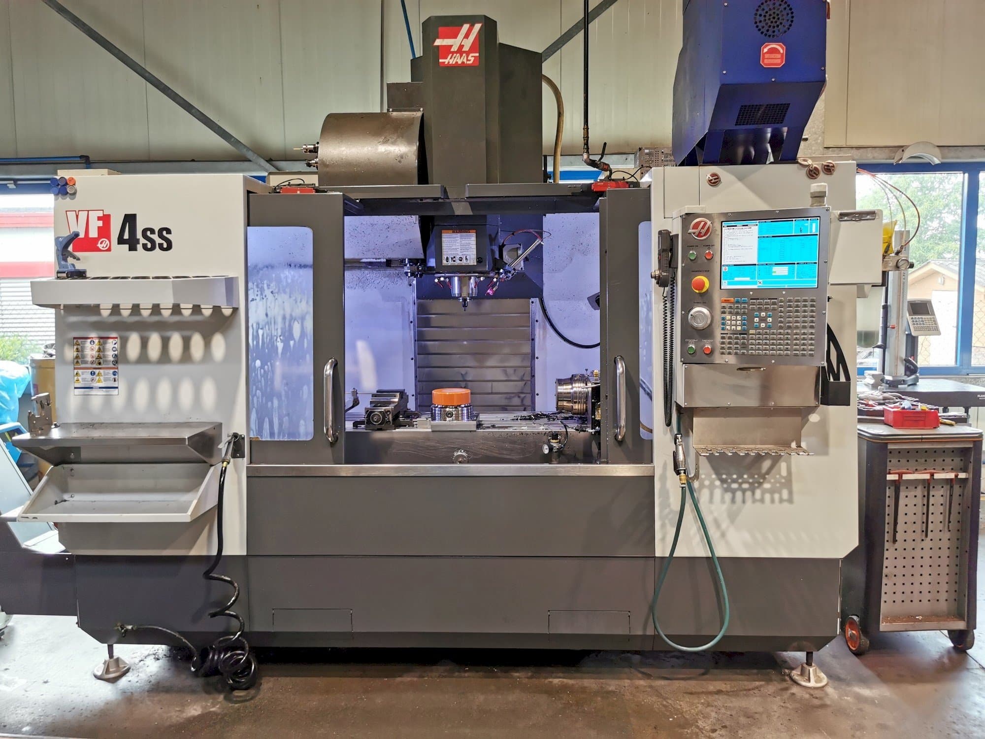 Prikaz  stroja HAAS VF-4SS  sprijeda