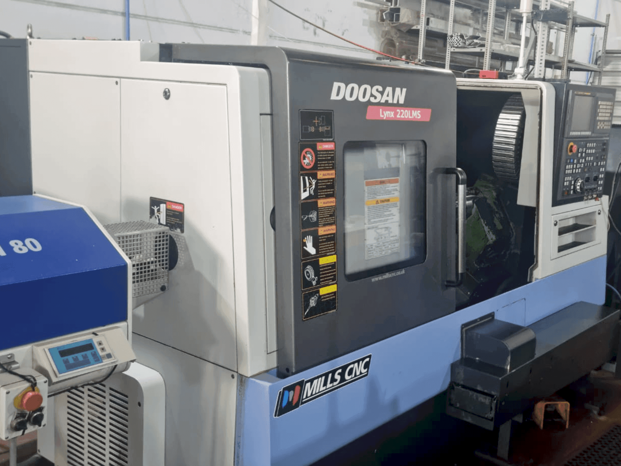 Prikaz  stroja DOOSAN Lynx 220 LMSA  sprijeda