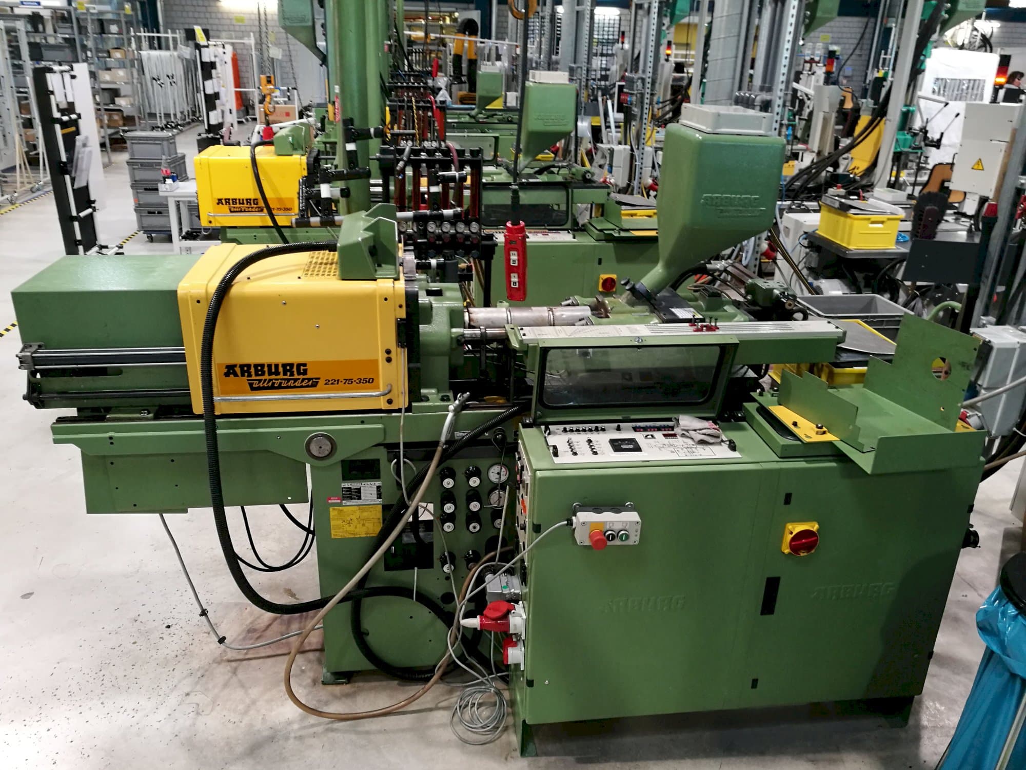 Prikaz desne strane  stroja Arburg Allrounder 221-75-350