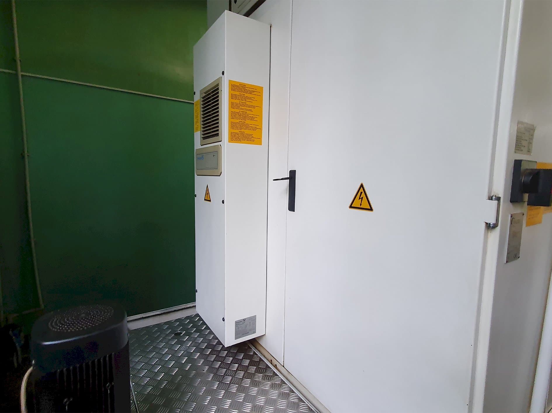 Prikaz  stroja Walter Helitronic Power  straga