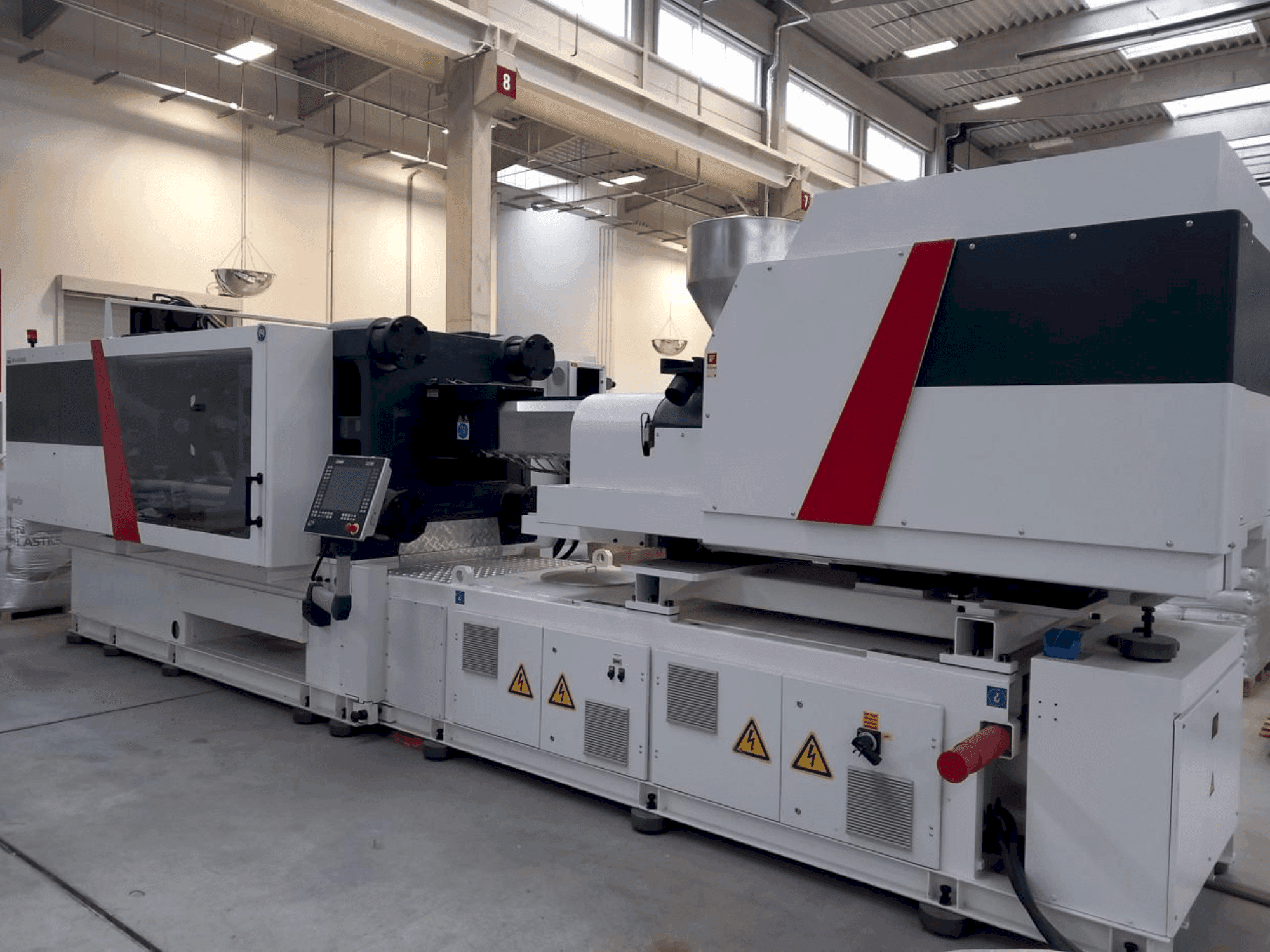 Prikaz  stroja Milacron Elektron Evo 450  sprijeda