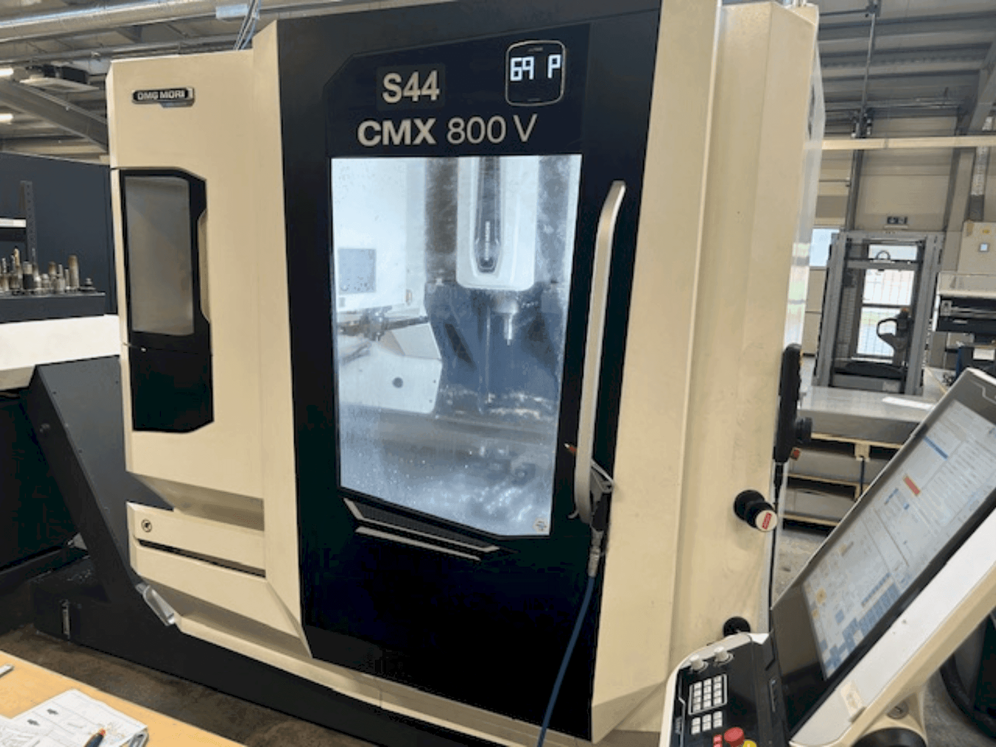 Prikaz  stroja DMG MORI CMX 800 V  sprijeda