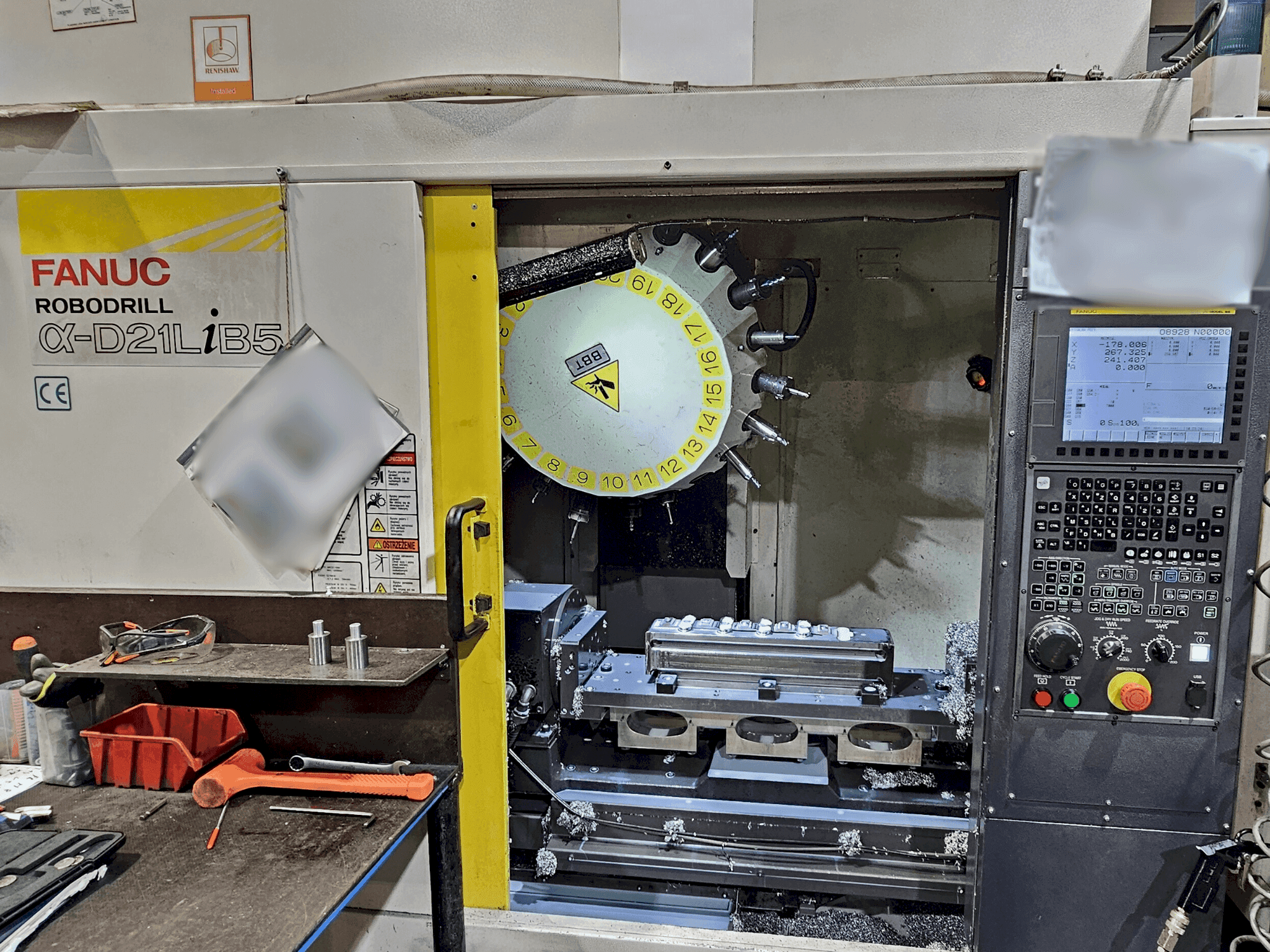 Prikaz  stroja FANUC Robodrill α-D21L iB 5  sprijeda