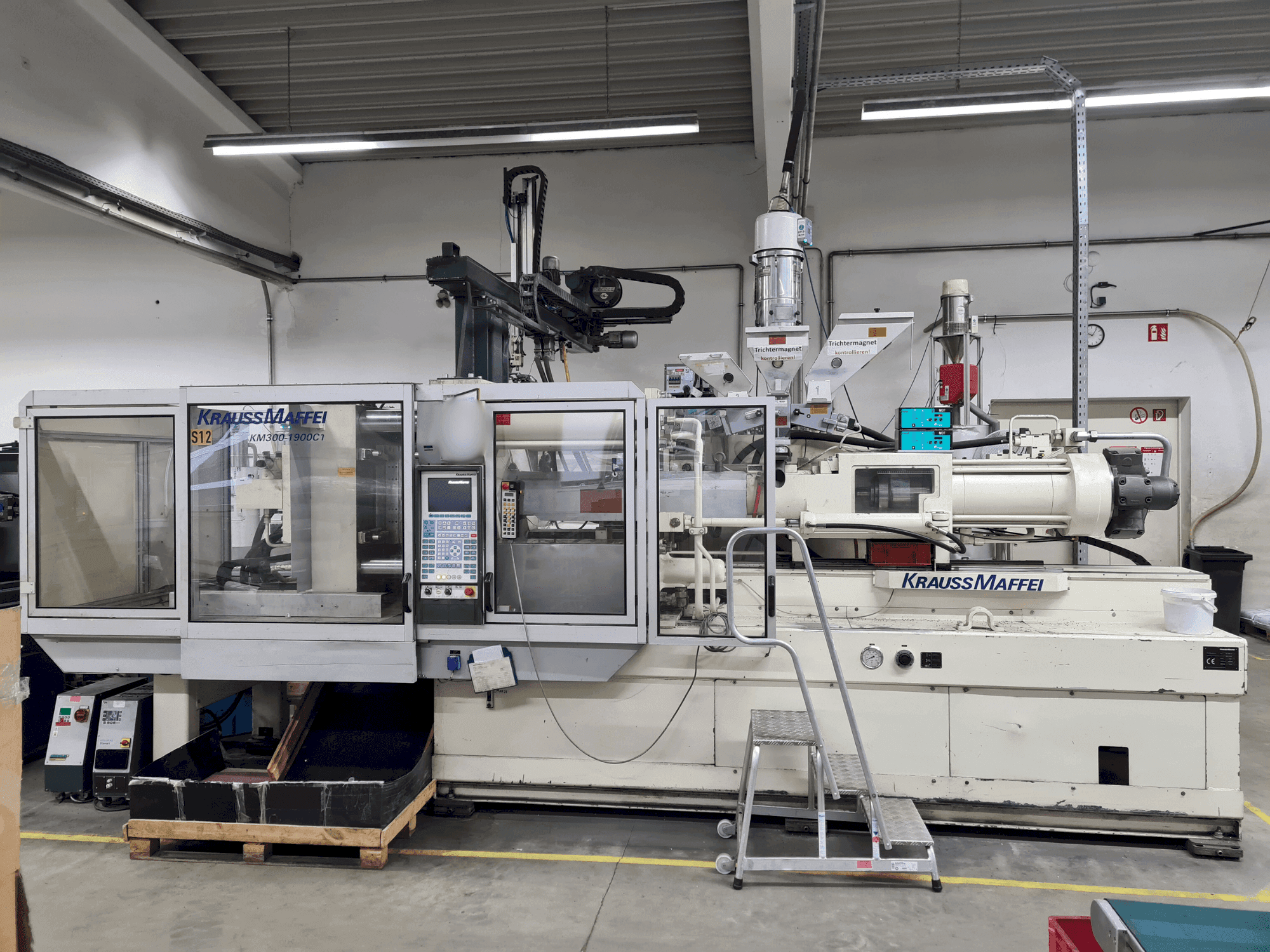 Prikaz  stroja Krauss Maffei 300-1900 C1  sprijeda